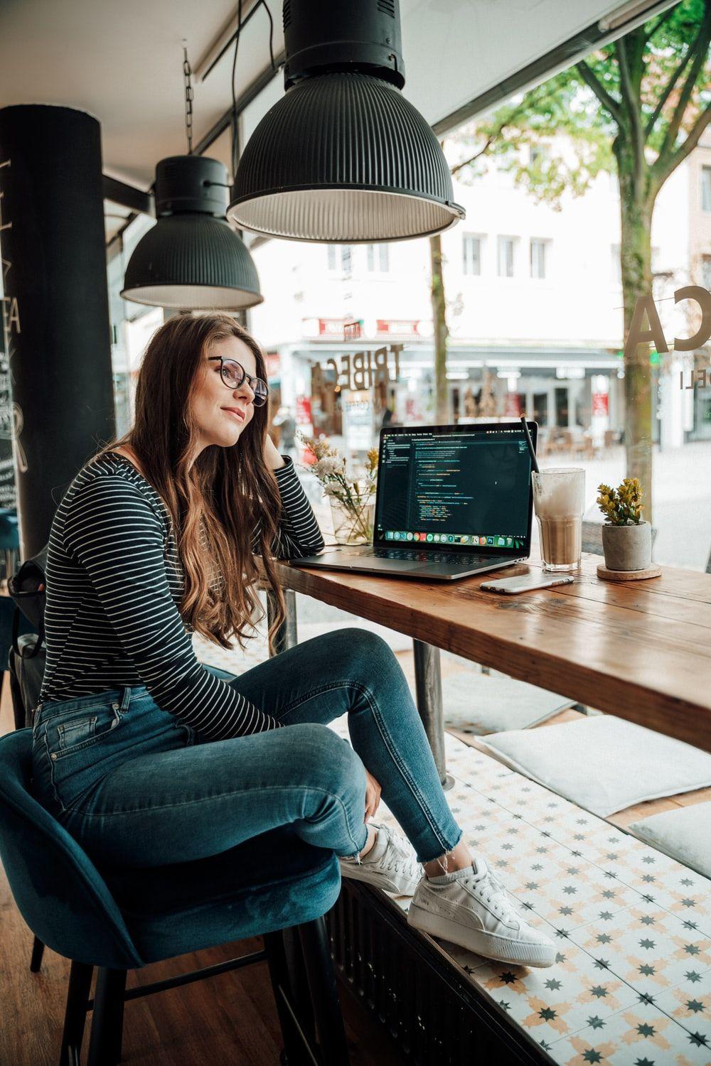 1000x1500 woman leaning at the table photo