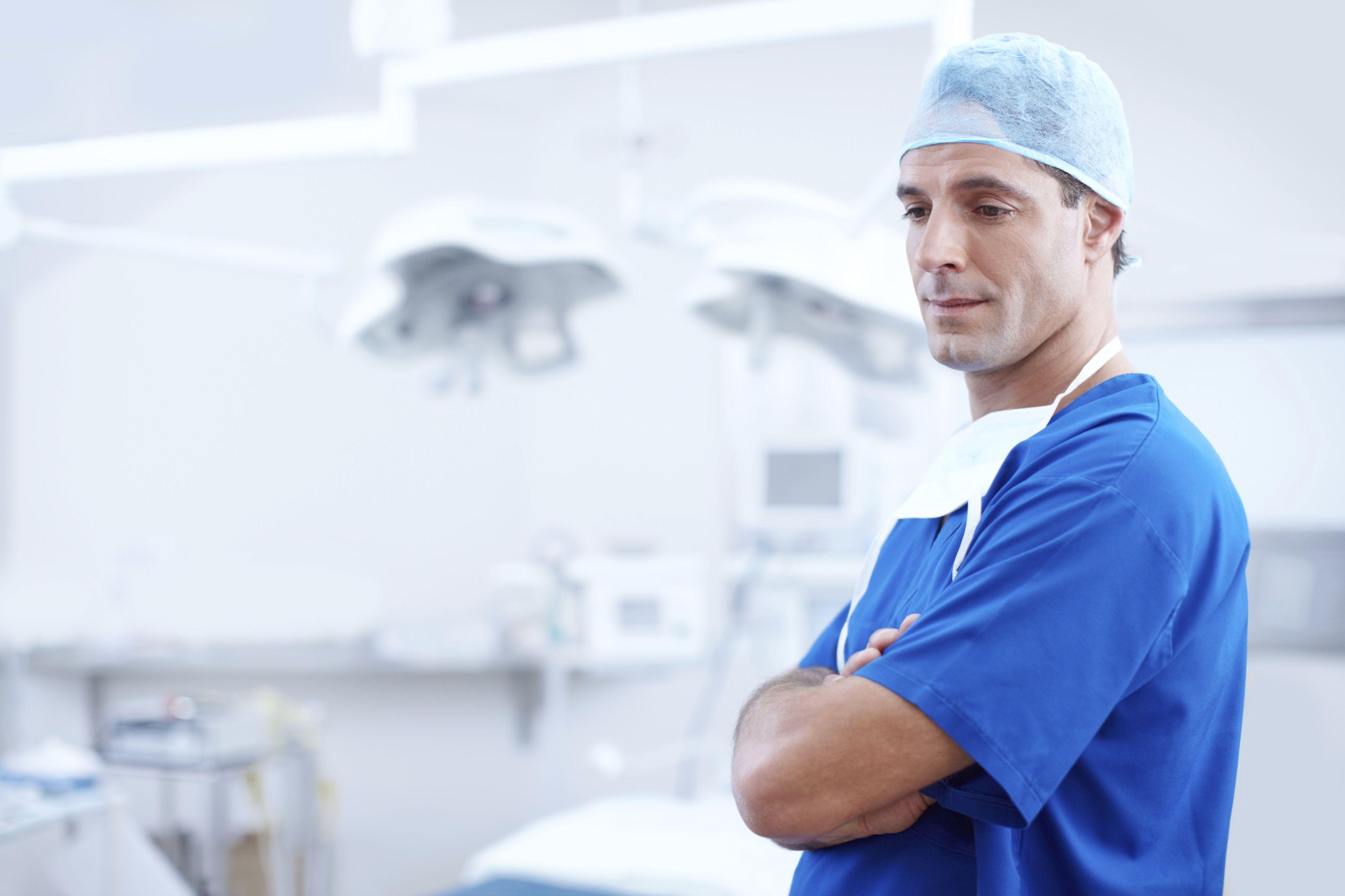 3867x2578 doctor in blue scrub free image