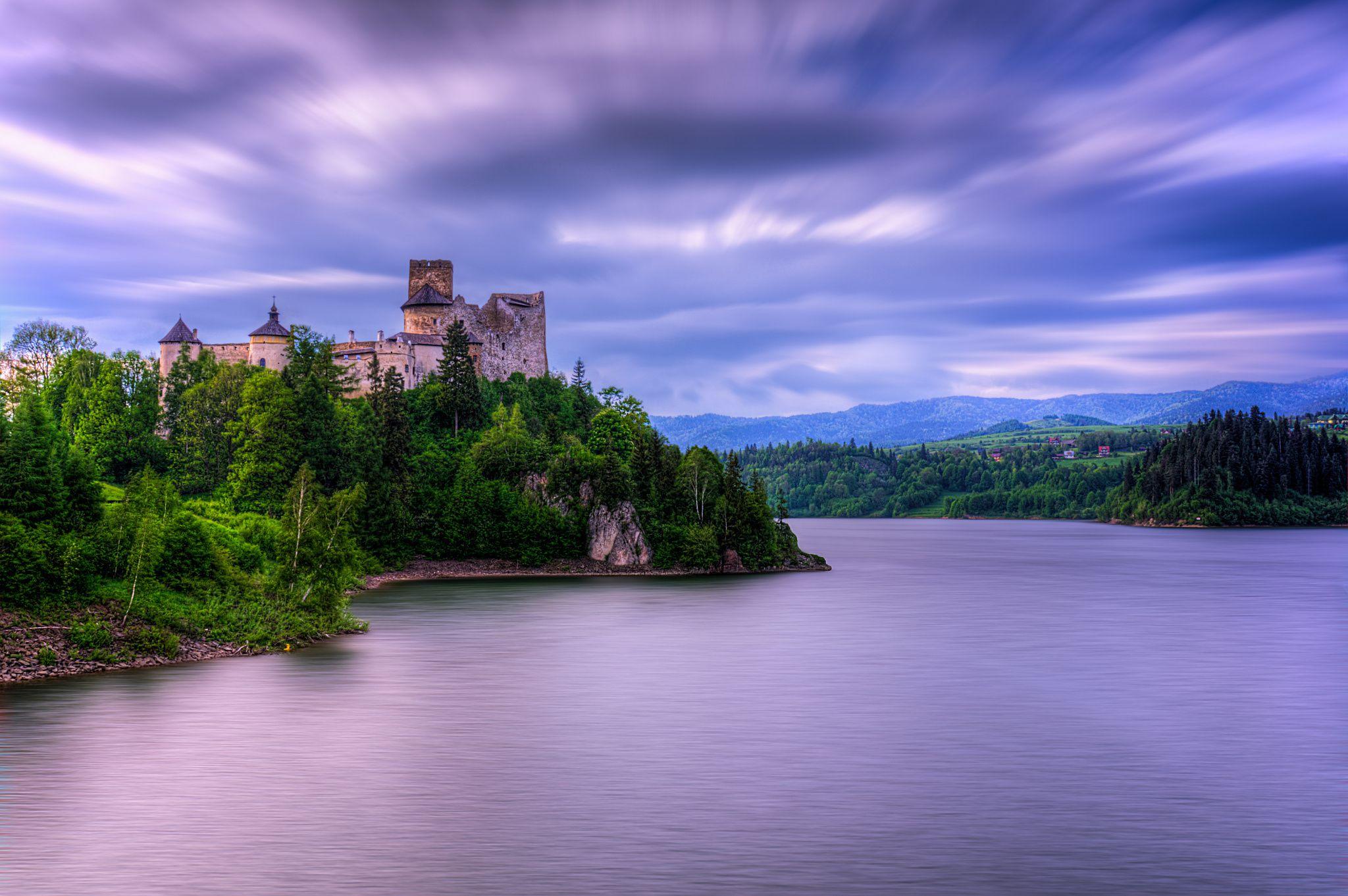 Вода на холме. Замок Лейк-Касл. Замок Бренненбург. Пейзаж с замком. Замок на берегу озера.