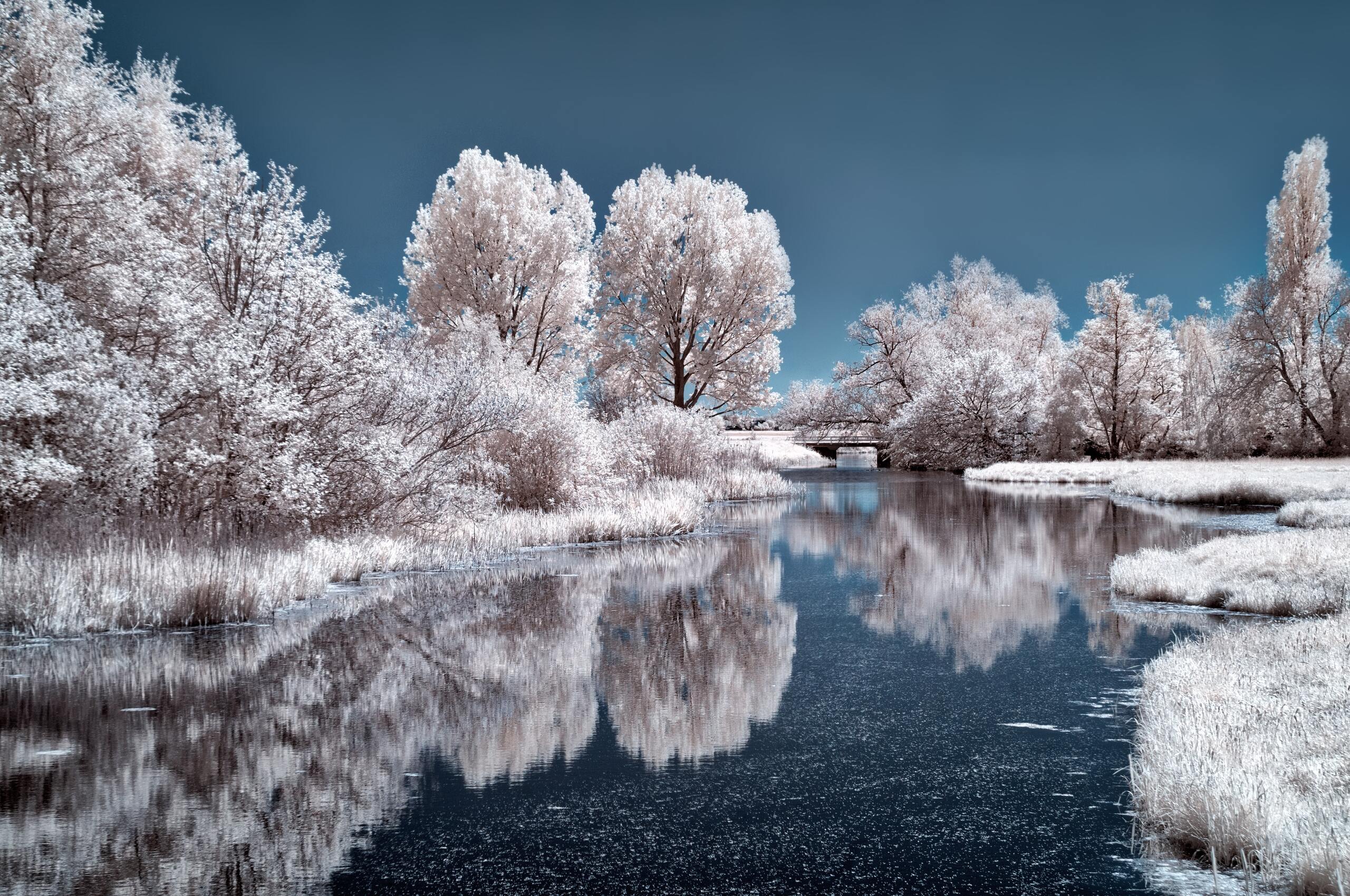 2560x1700 Frozen Lake Wallpaper