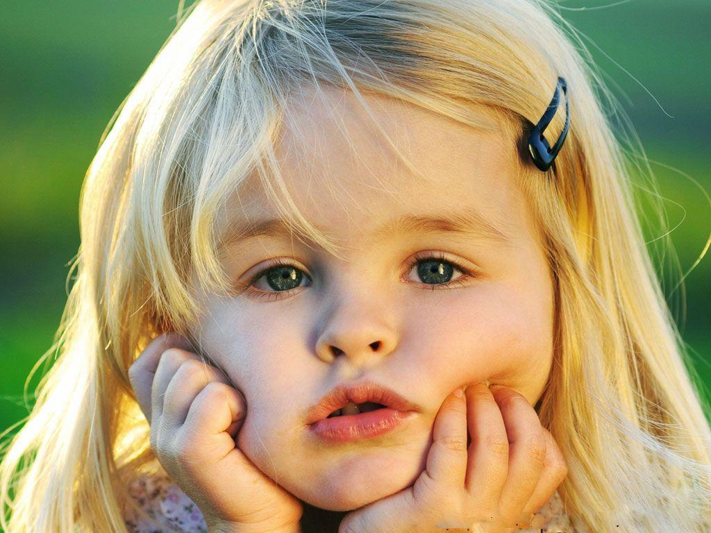 1024x768 Cute Little Girl -