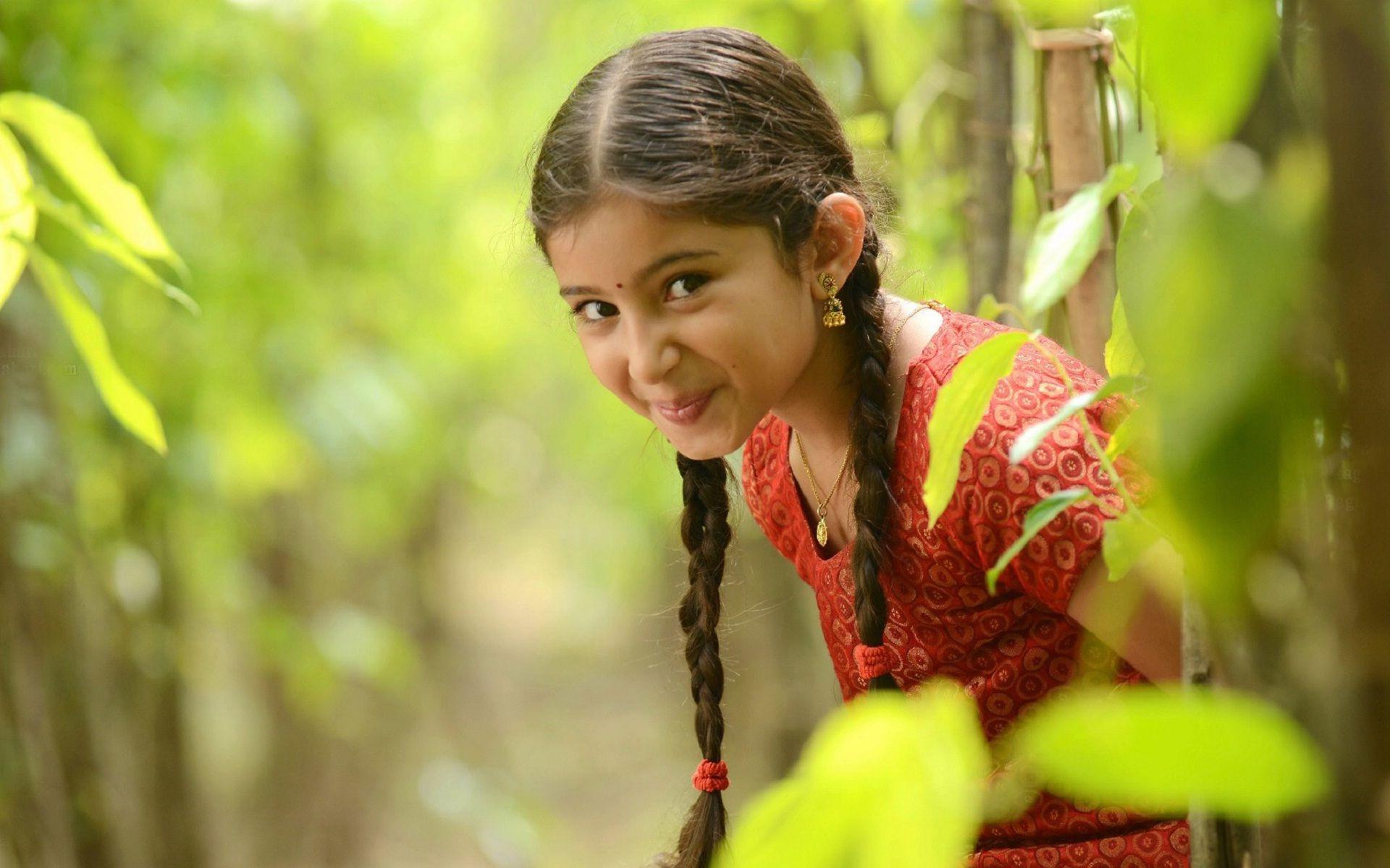 1920x1200 Innocent Small Girl Smile Wallpaper .