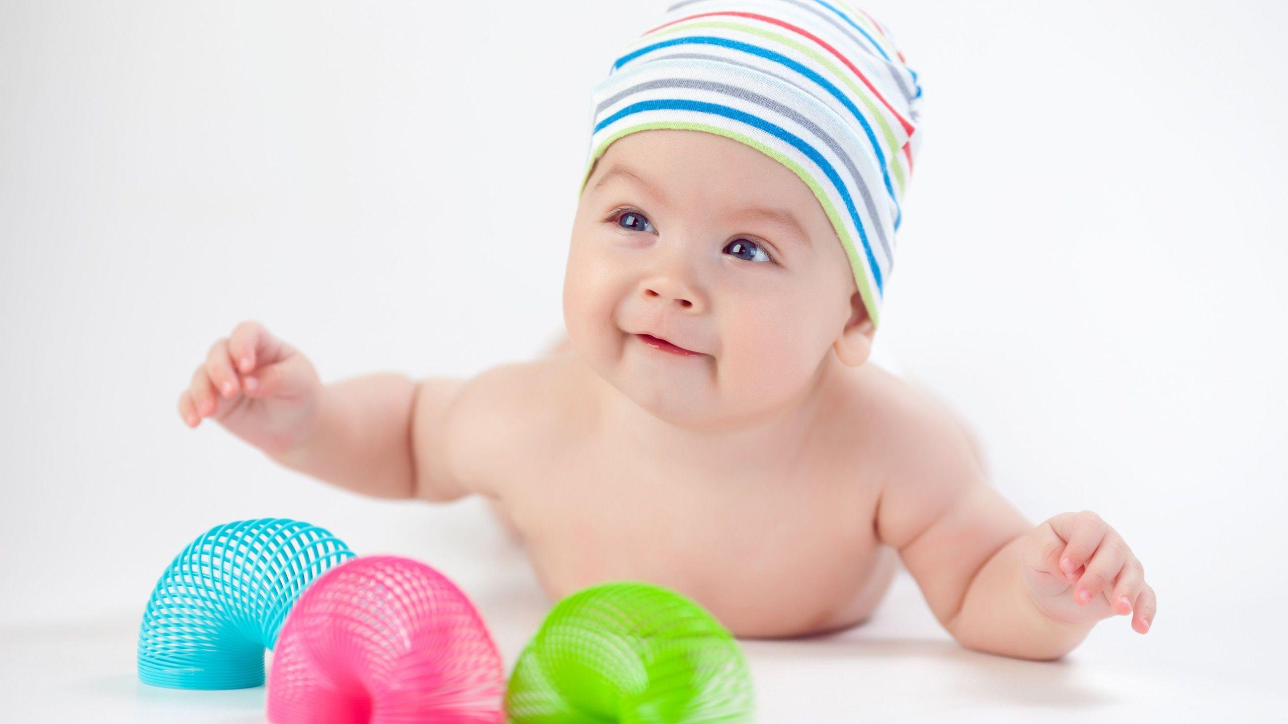 2560x1440 Floor Playing With Toys Wearing Cap .hdwallpaper.in