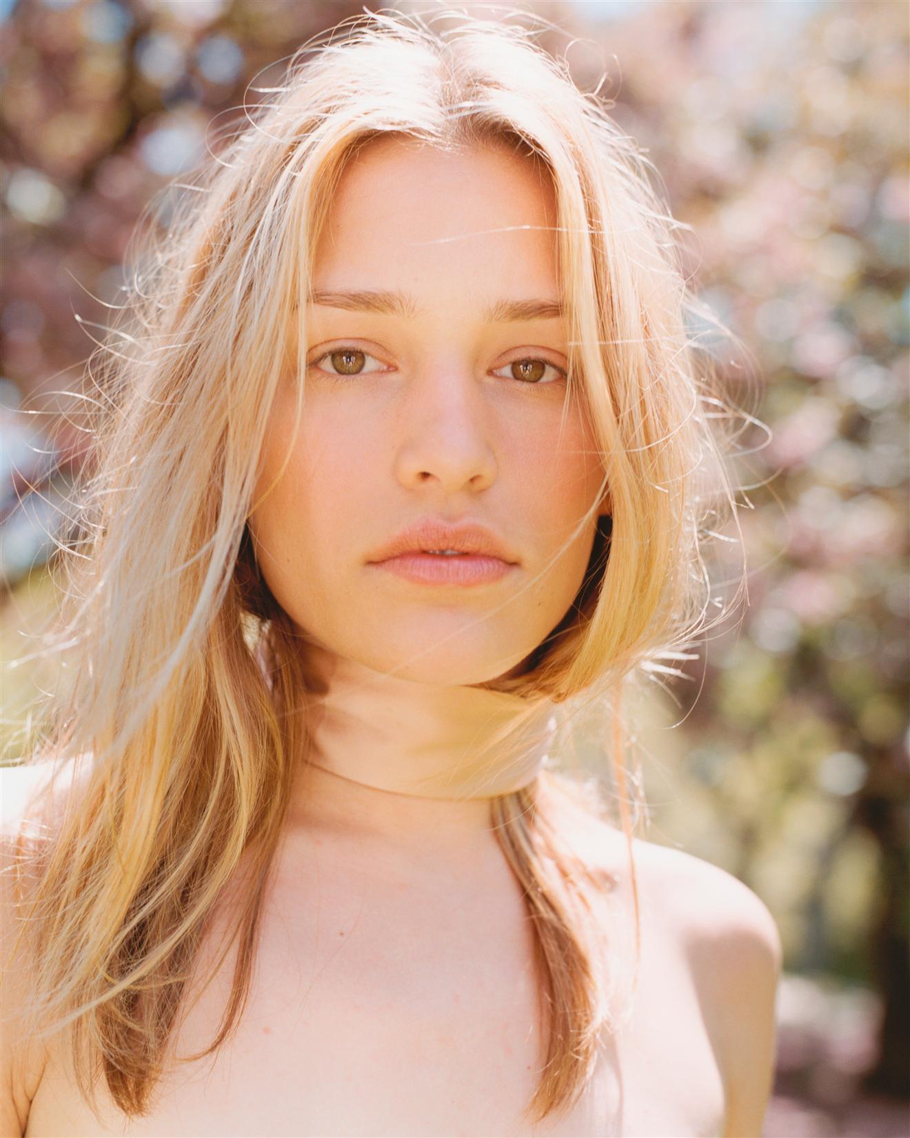1320x1650 leaf wallpaper: Piper Perabo New Wallpaper