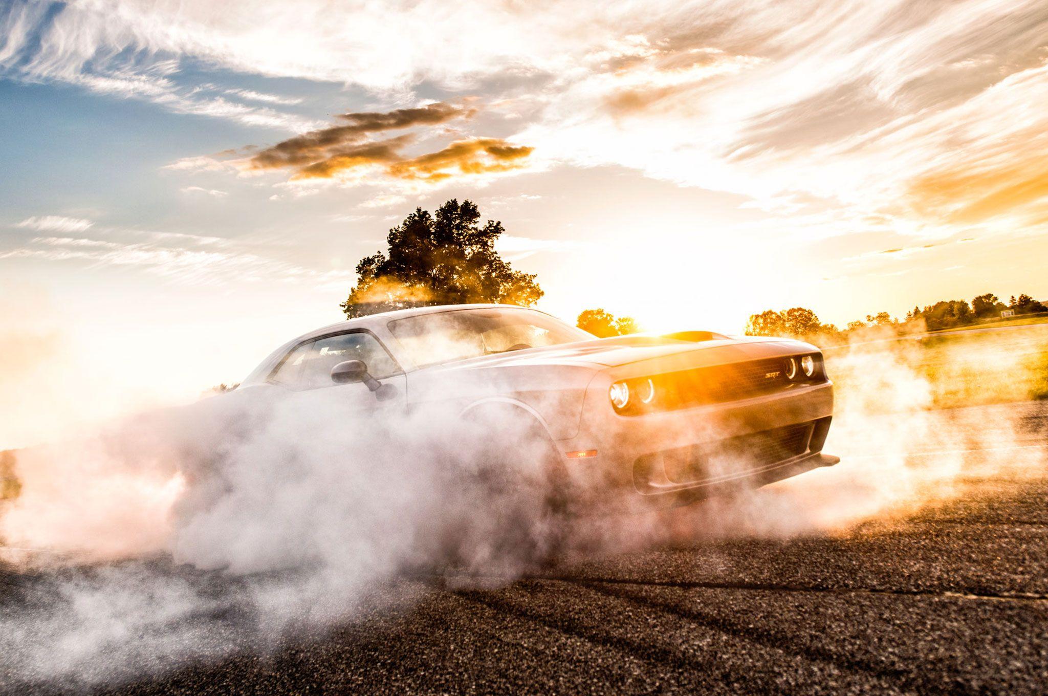 Dodge Challenger Hellcat бернаут