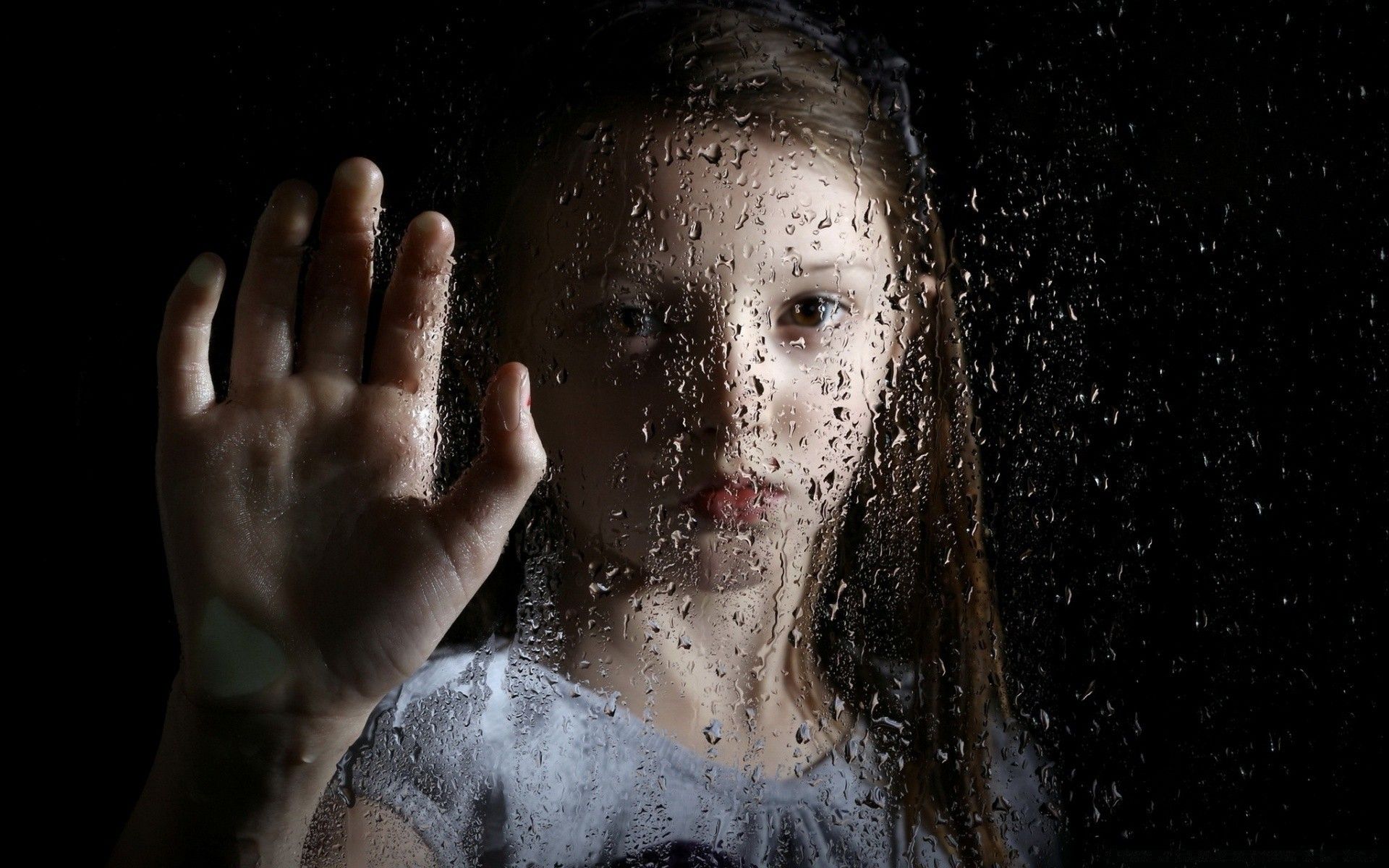 1920x1200 The Girl Looks Through The Wet