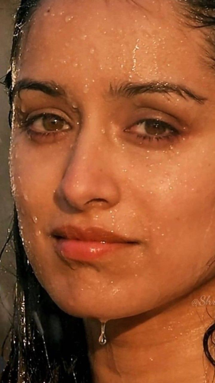 719x1278 Sraddha kapoor HD wallpaper. Wet face, Aashiqui 2 shraddha kapoor image, Minimal glam delicate necklace