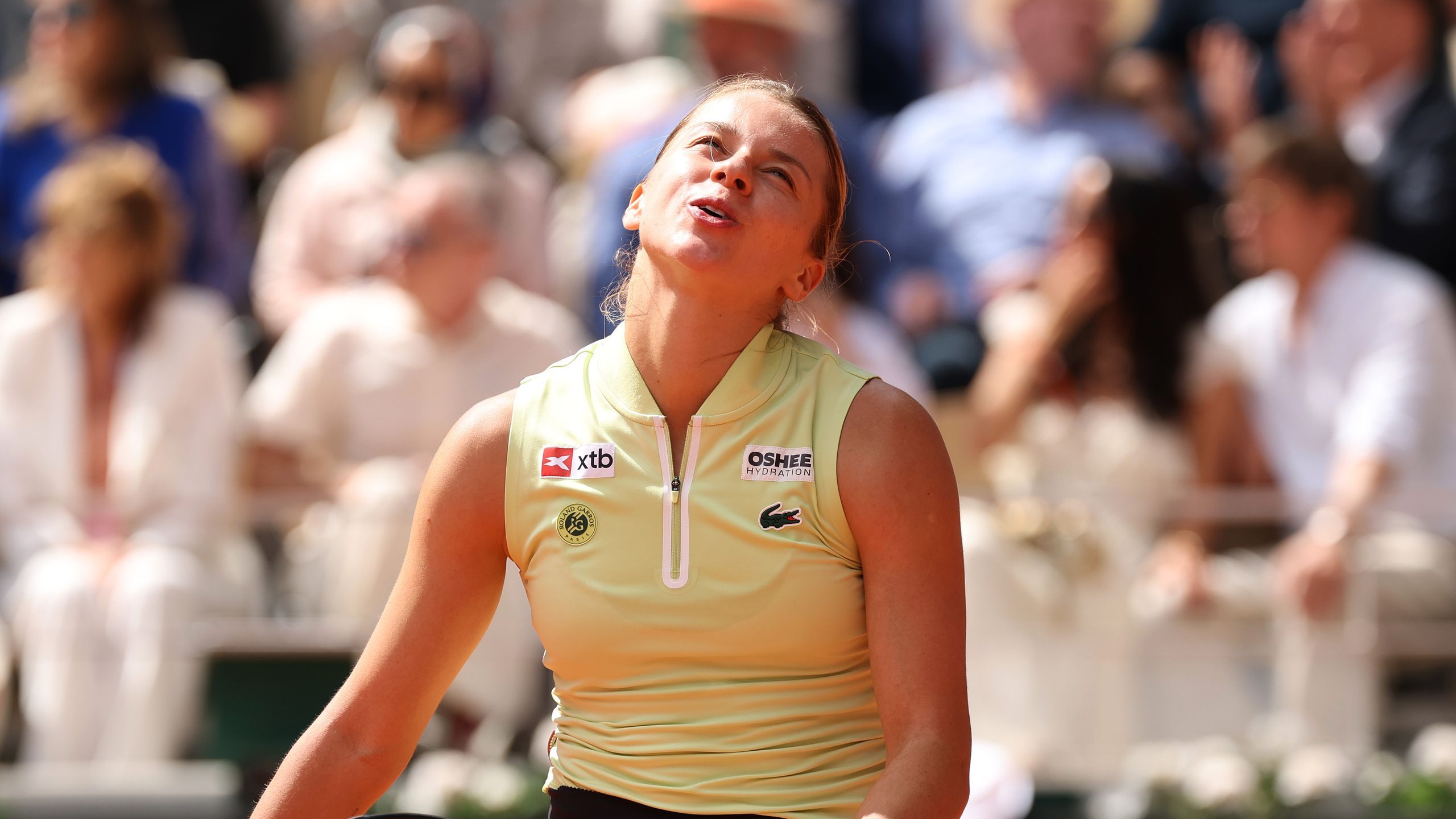 2560x1440 Maja Chwalinska Suffers Match Point Injury Before Losing To Qualifier Mananchaya Sawangkaew In Wimbledon First Round