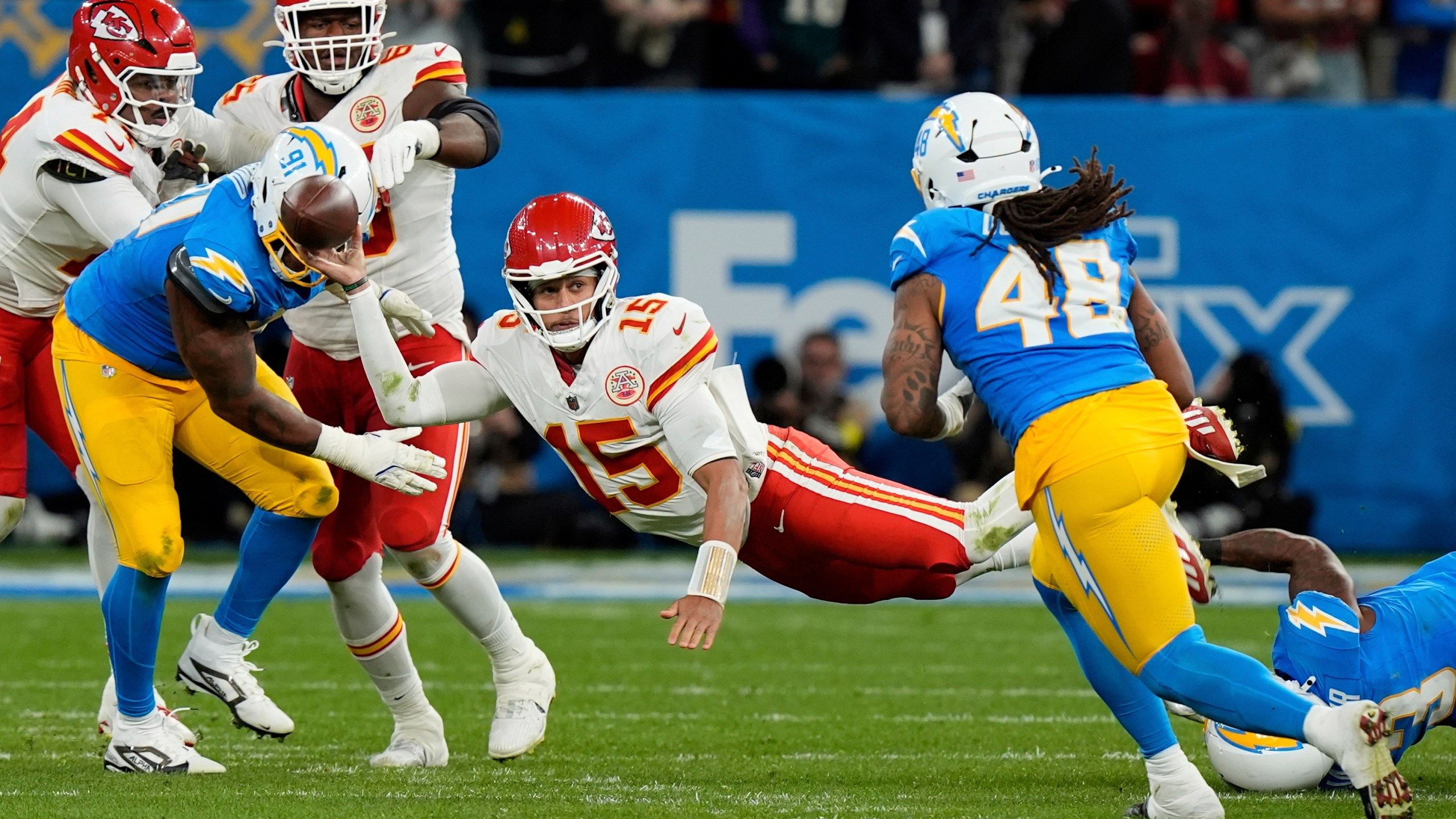 2560x1440 Herbert Outduels Mahomes To Help The Chargers Beat The Chiefs 27 21 In Brazil. WCBD News 2