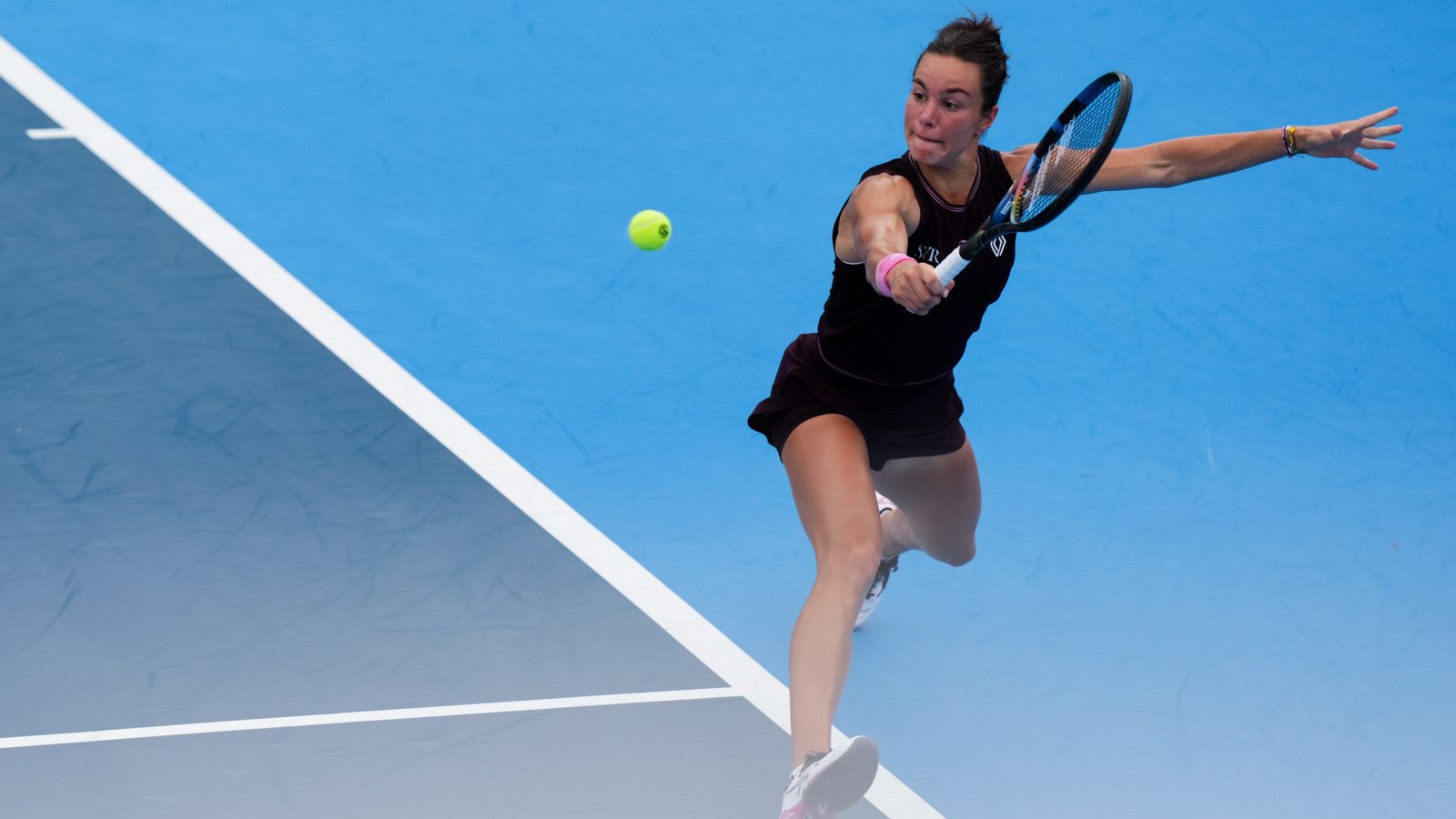 1600x900 Cameras catch Loïs Boisson smashing her racket as Emma Navarro celebrates US Open win