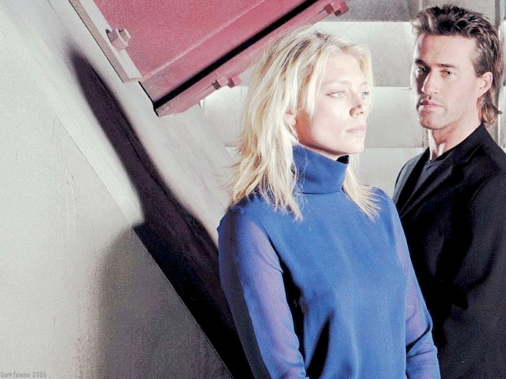 1024x768 Peta Wilson and Roy Dupuis in La Femme Nikita