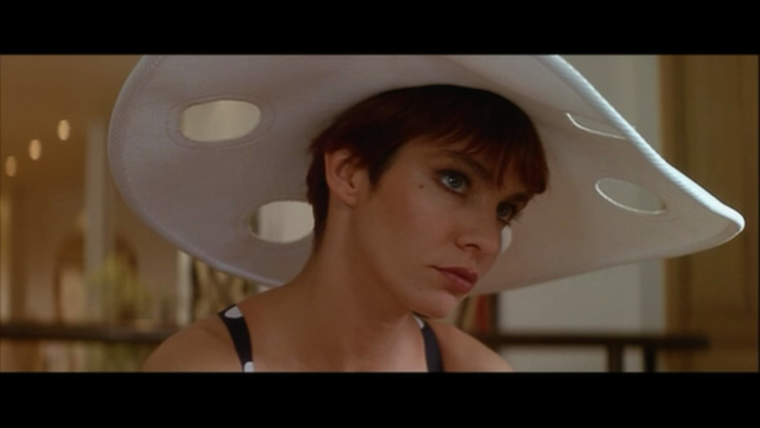 2560x1440 In Frame: Anne Parillaud in 'La Femme Nikita'