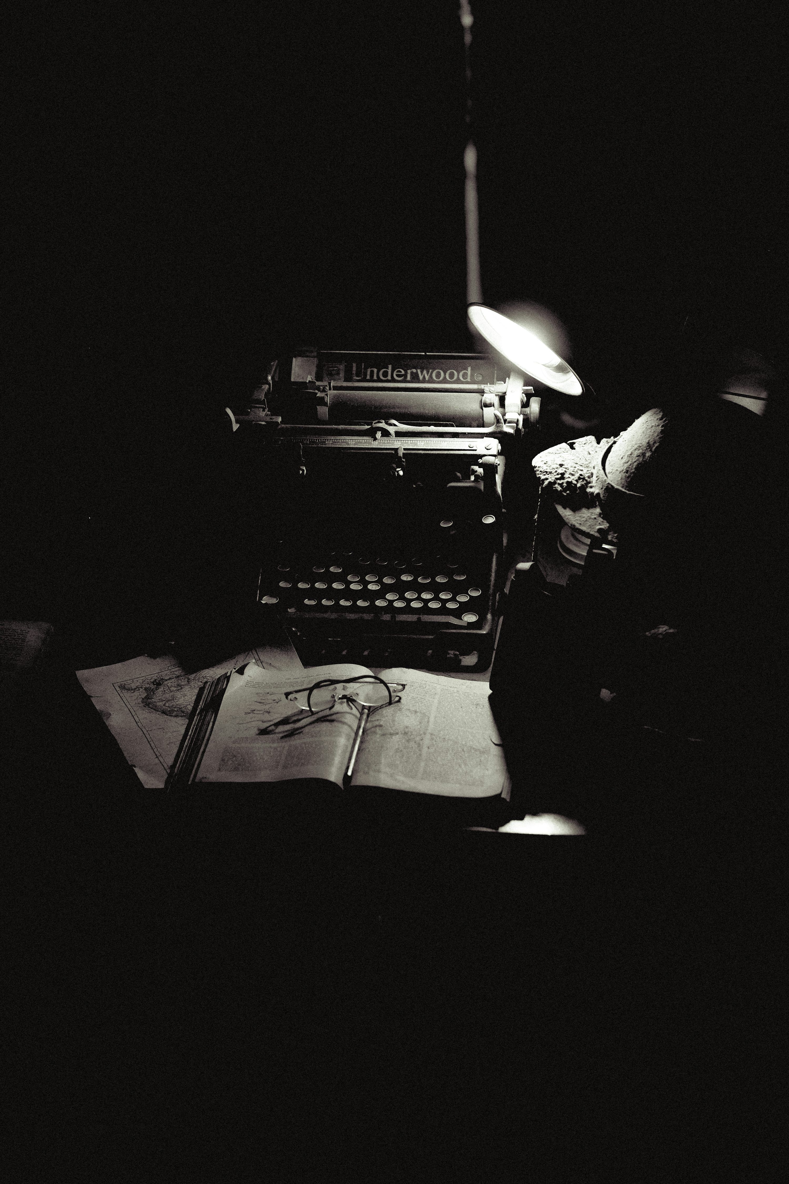 3000x4500 A black and white photo of an old typewriter