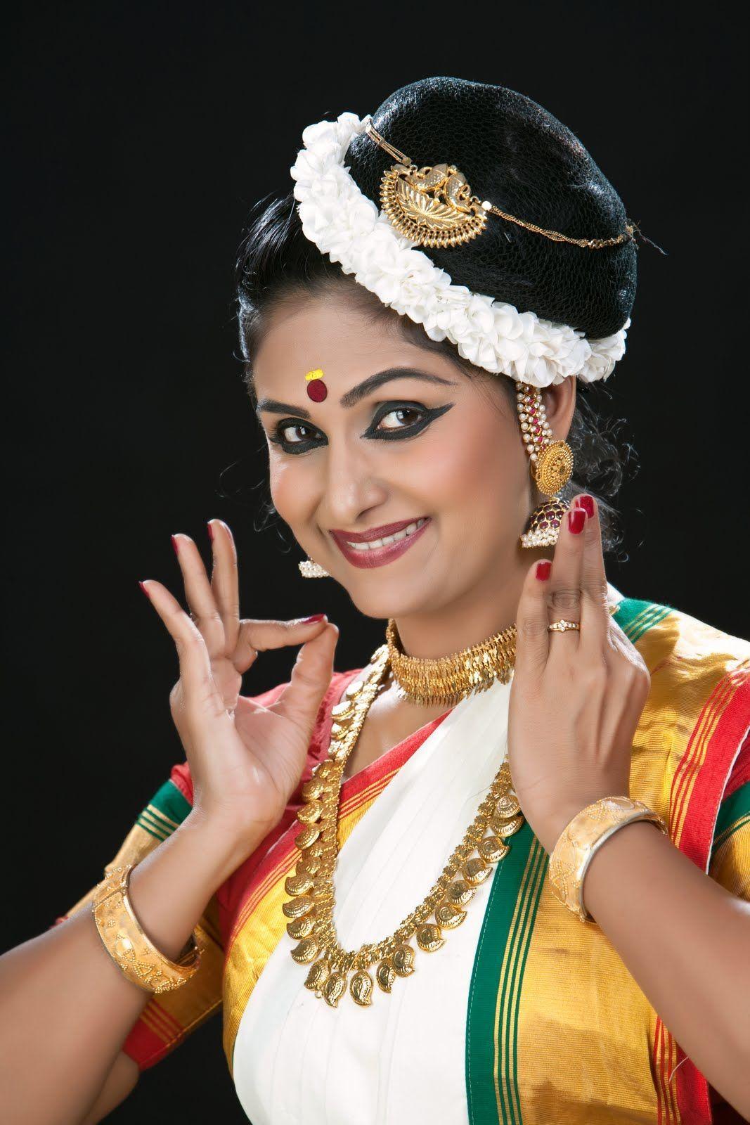 1067x1600 Mohiniyattam