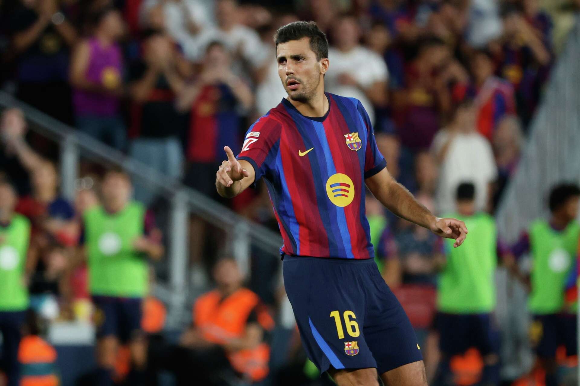 1920x1280 Rodri debuts with Barcelona as fans show support for Catalonia. Chelsea wins in League Cup