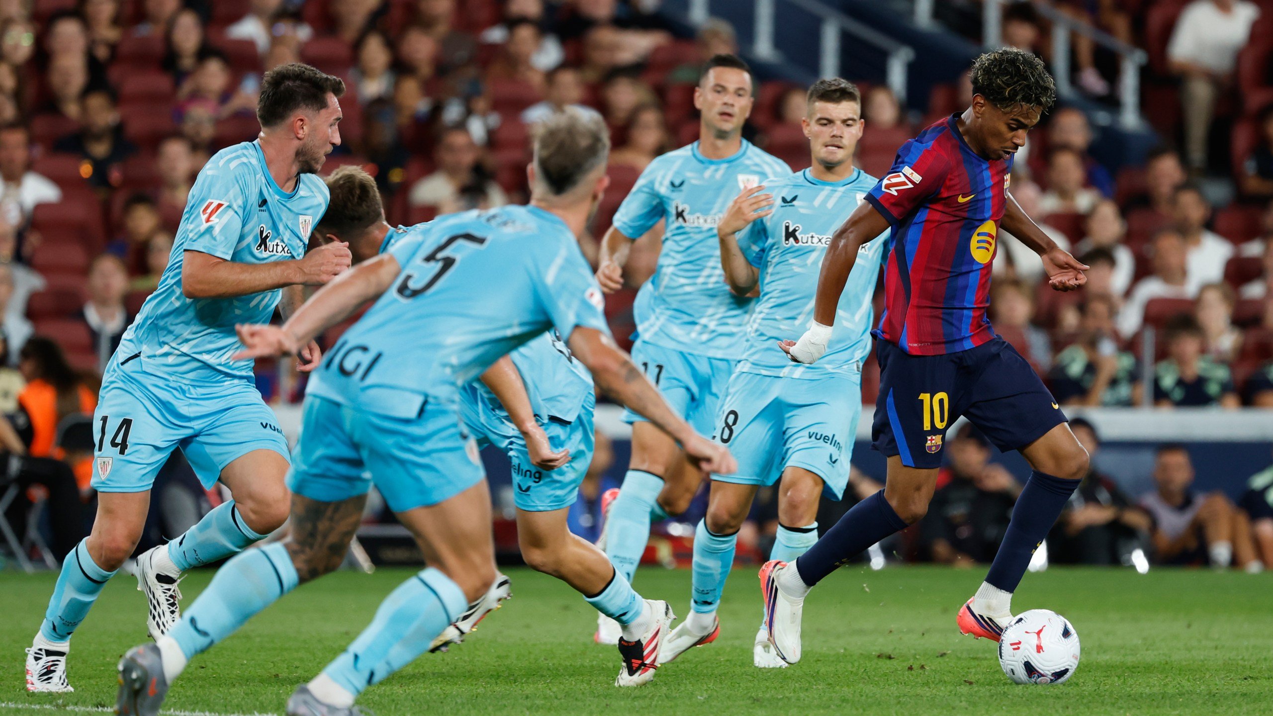 2560x1440 Rodri debuts with Barcelona as fans show support for Catalonia. Chelsea wins in League Cup