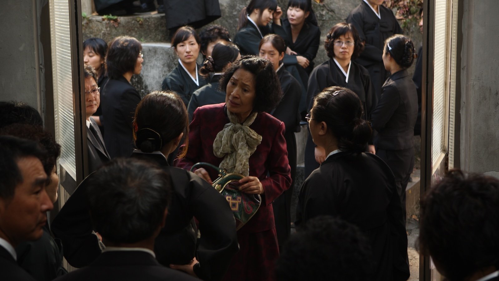 1600x900 Mother Playing In Theater