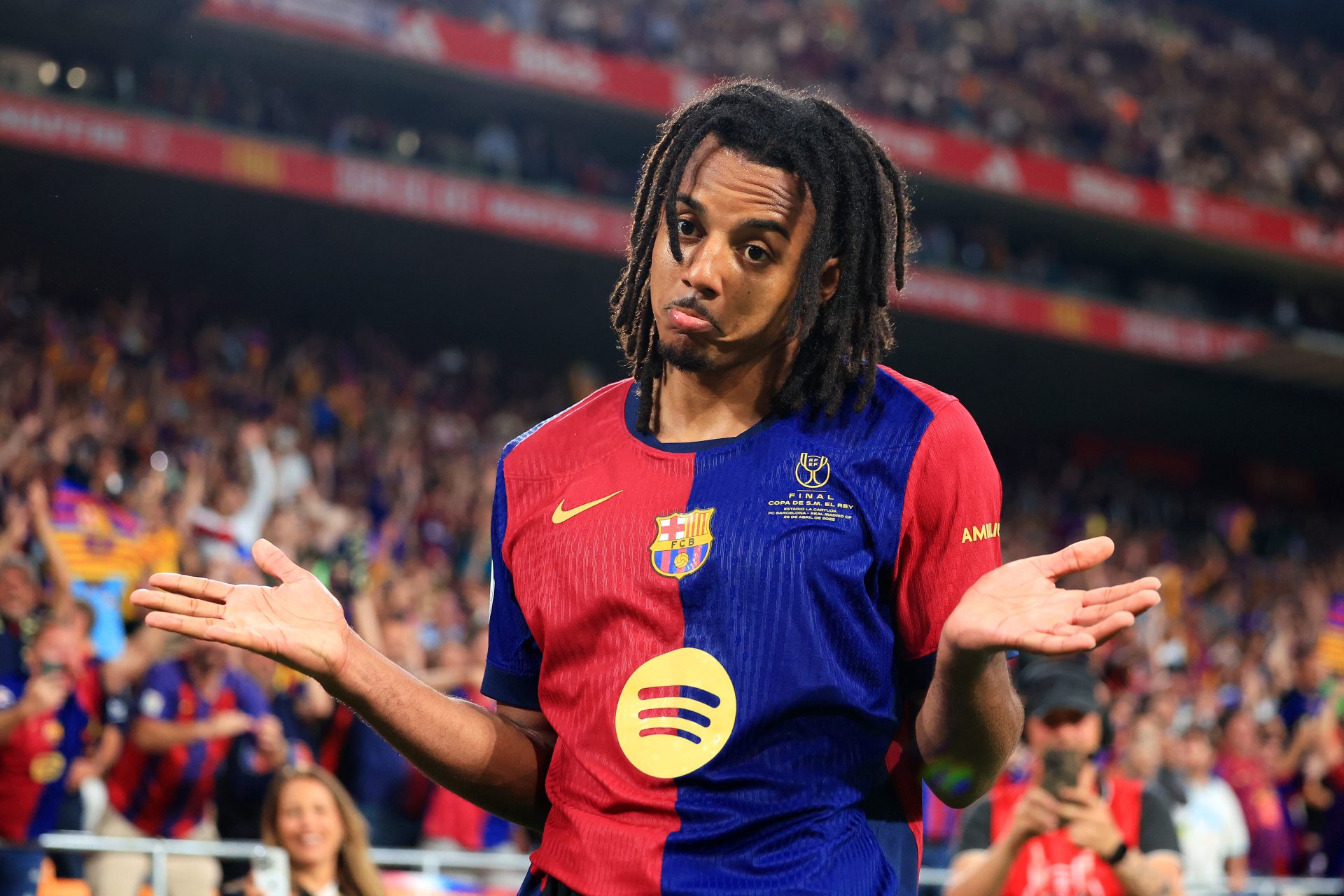1920x1280 Just in defender agrees new contract until announcement soon