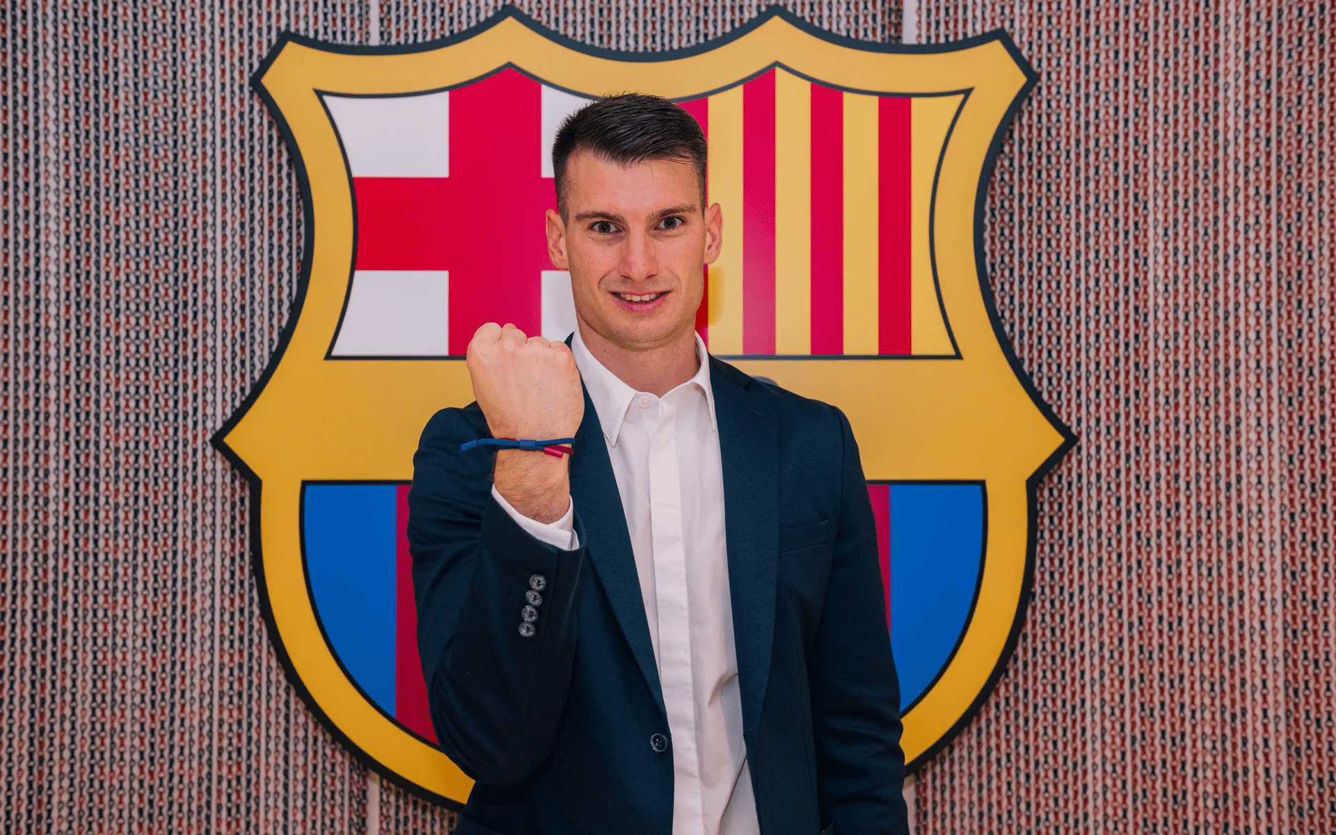 1920x1200 Barcelona latest summer signing makes his training debut with team, midfielder absent