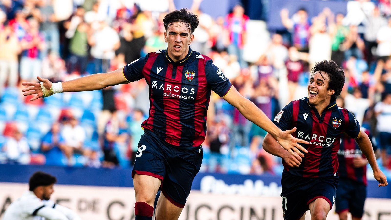 1600x900 Carlos Espí celebra un gol al Ciutat de València