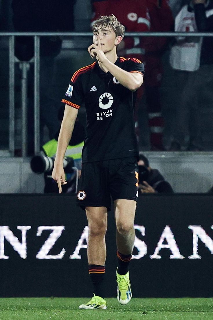 736x1103 Dean Huijsen Wallpaper