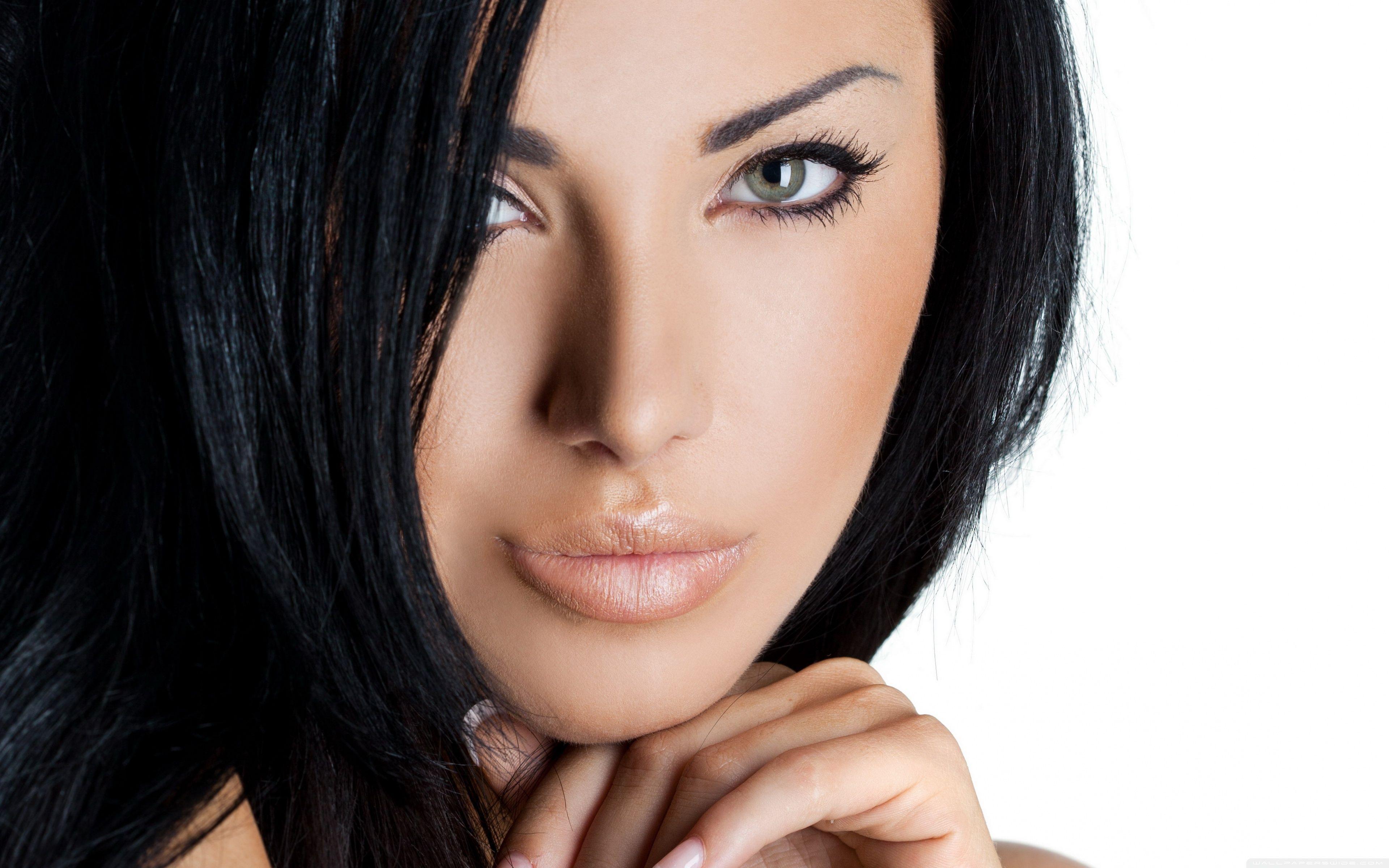 3840x2400 Beautiful Woman With Green Eyes Ultra .