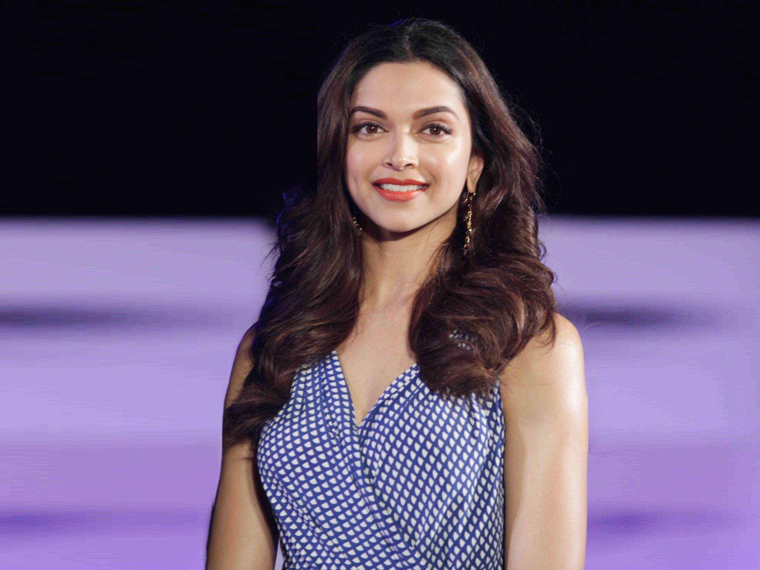 2560x1920 Fabulous Smile Deepika