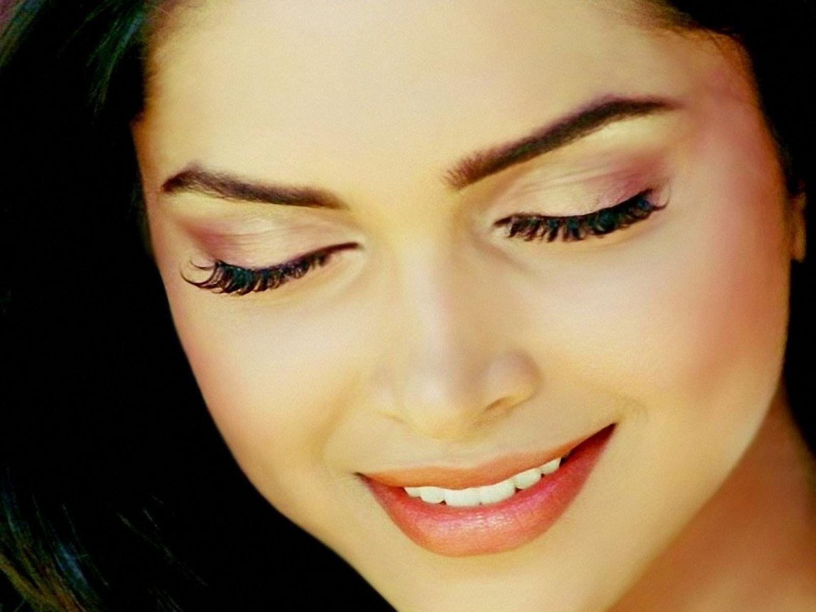 1600x1200 Deepika Padukone Smile Wallpaper Mobile .com