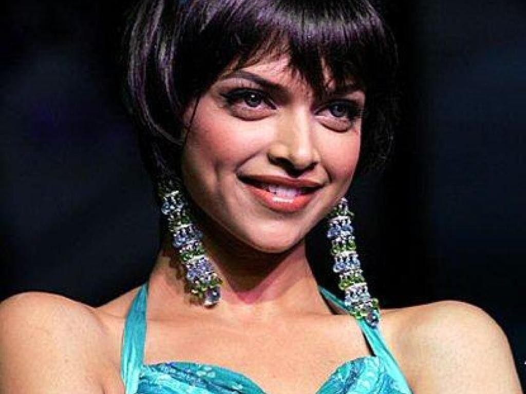 1024x768 Download Deepika Padukone Cute Smile .mrpopat.in