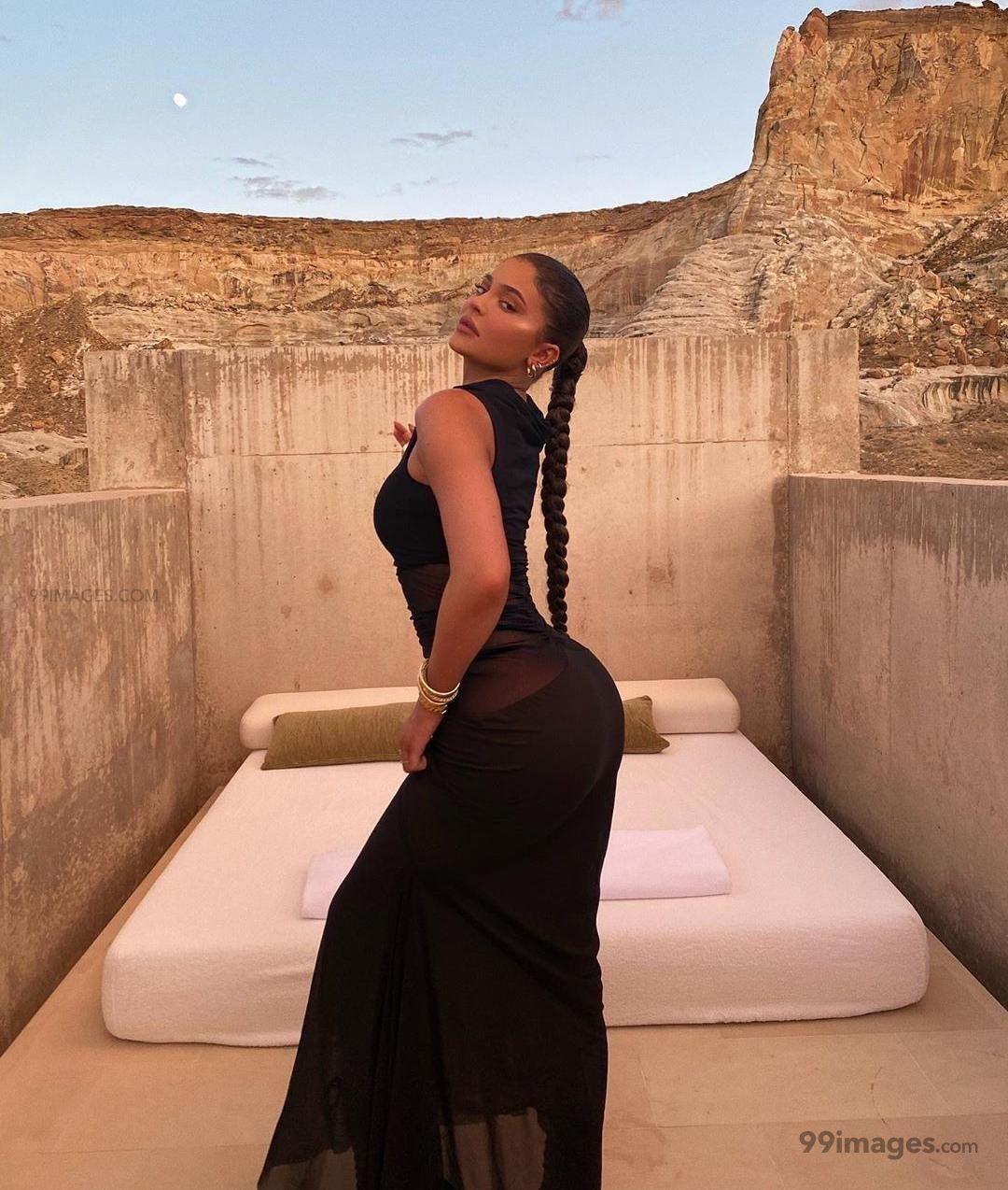 1080x1274 Kylie Jenner HD Wallpaper Desktop .