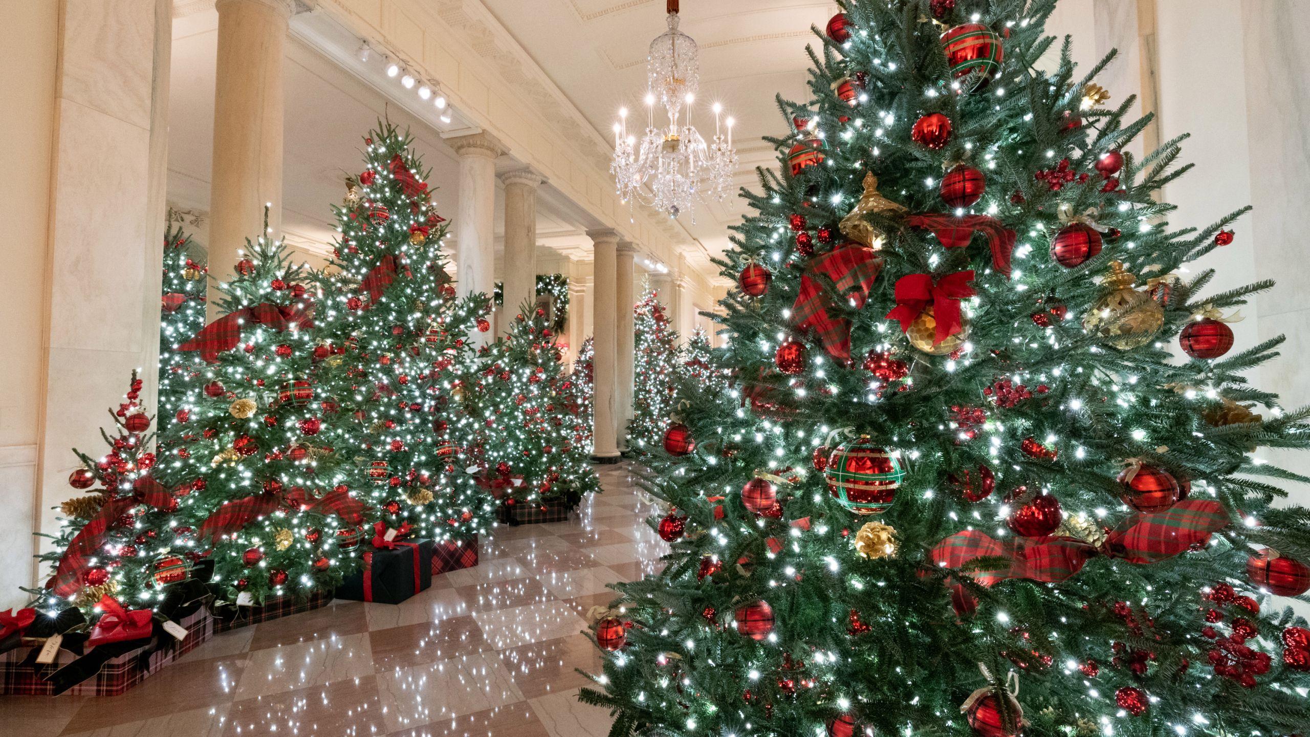 2560x1440 White House Christmas decor .