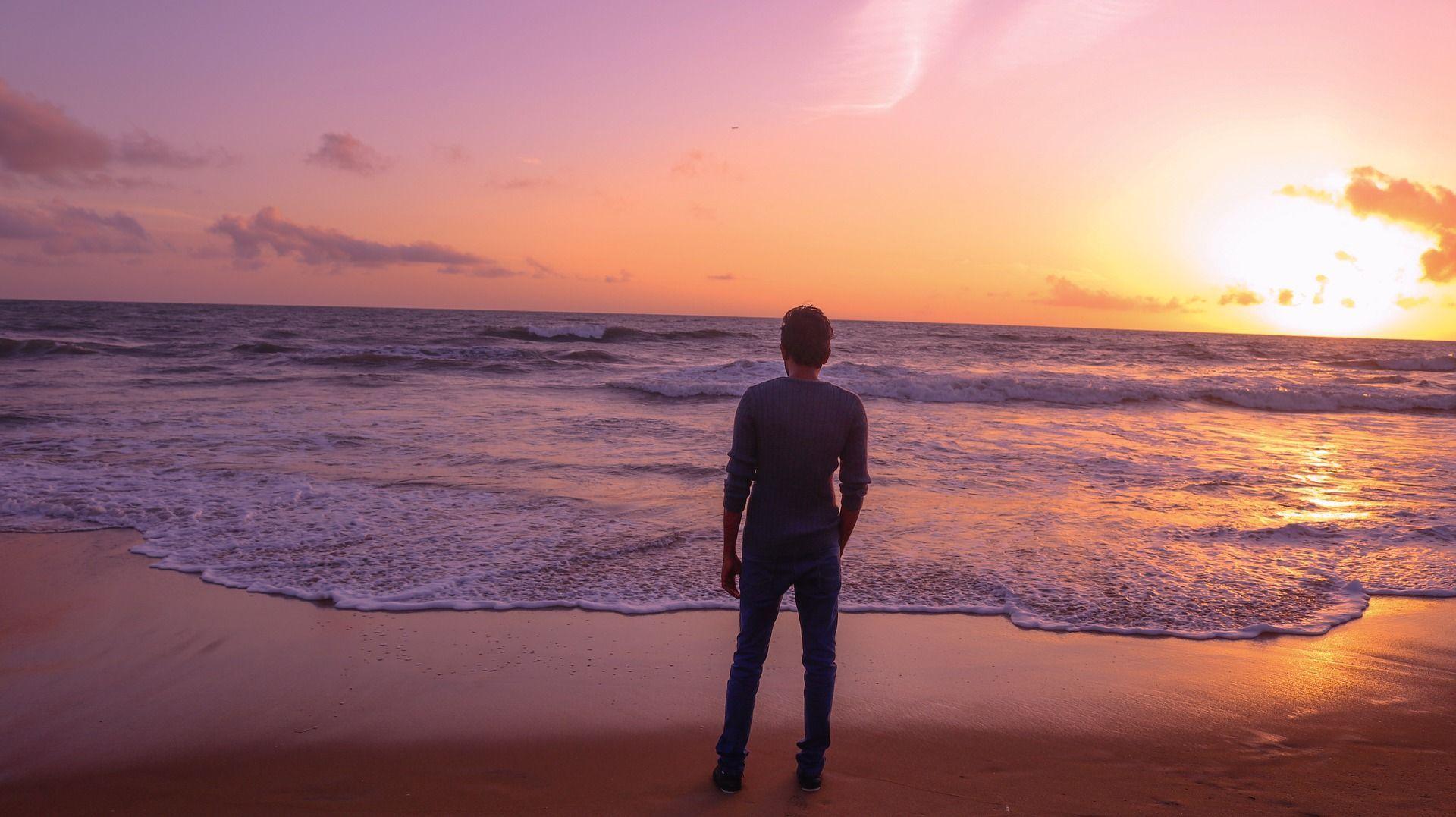 1920x1077 Lonely Boy In Beach .