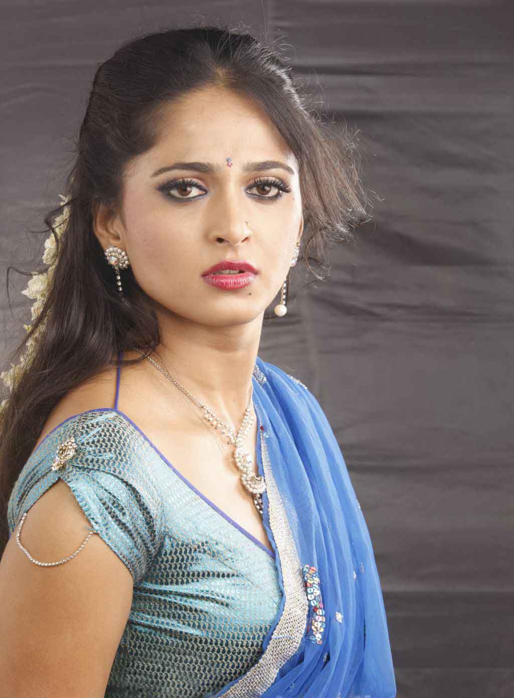 1024x1392 Anushka Shetty Hot Saree HD Wallpaper .