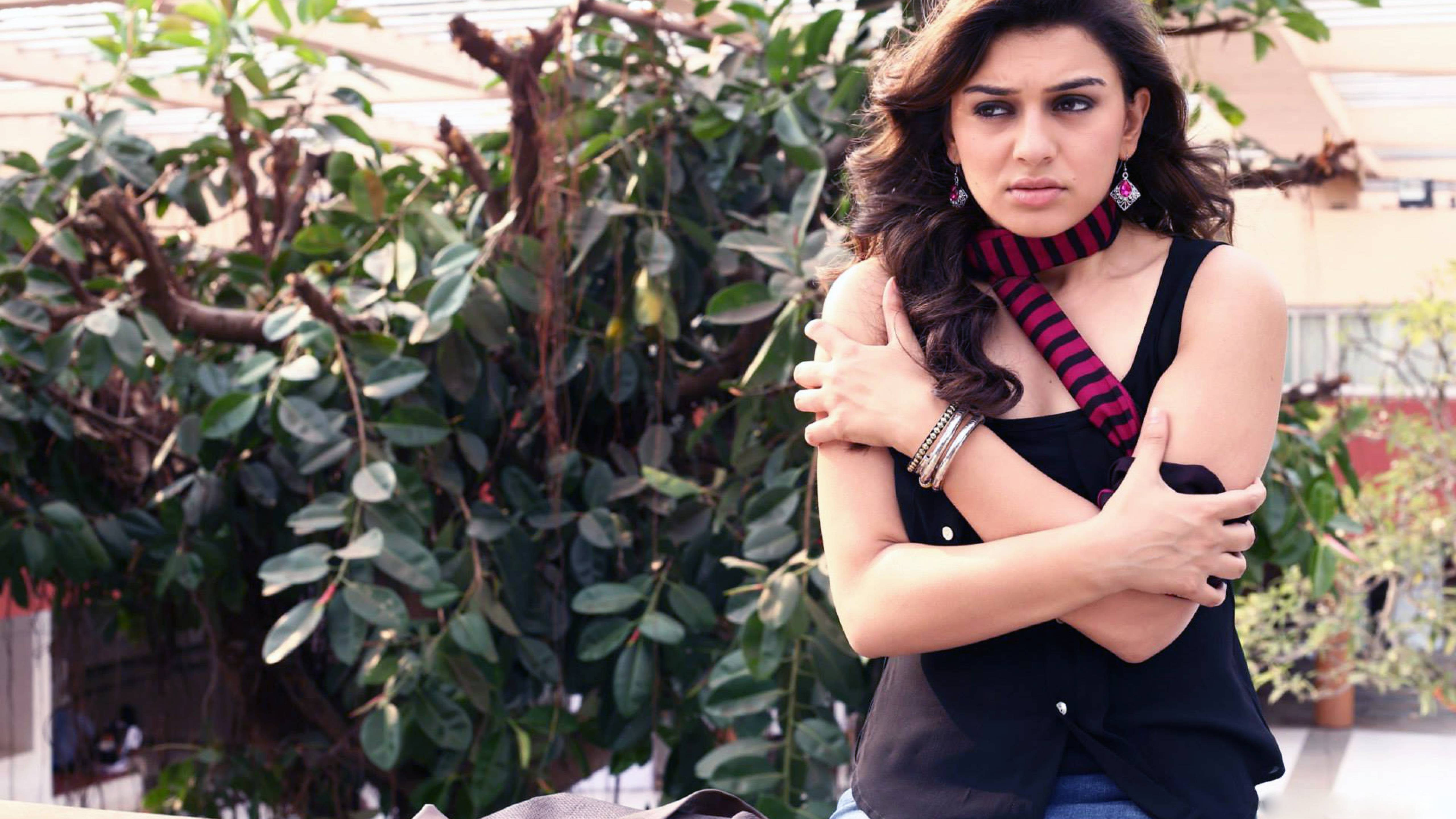 5120x2880 Hansika Motwani in black 5K .