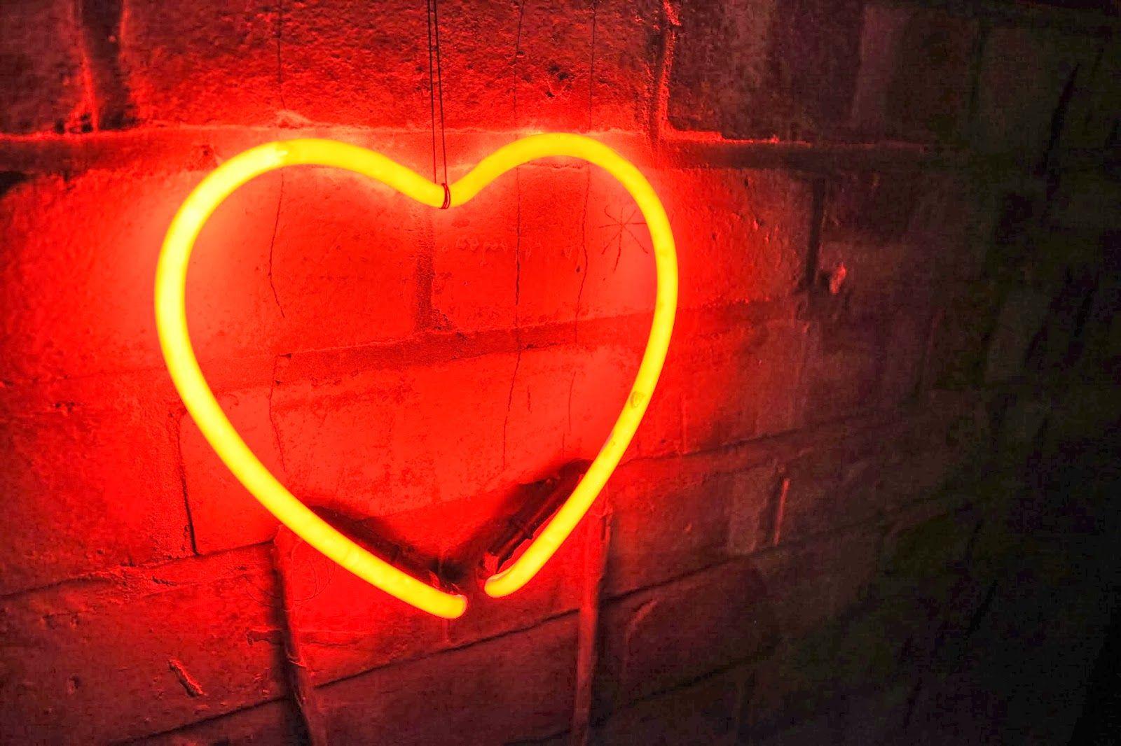 1600x1066 Neon Heart Wallpaper