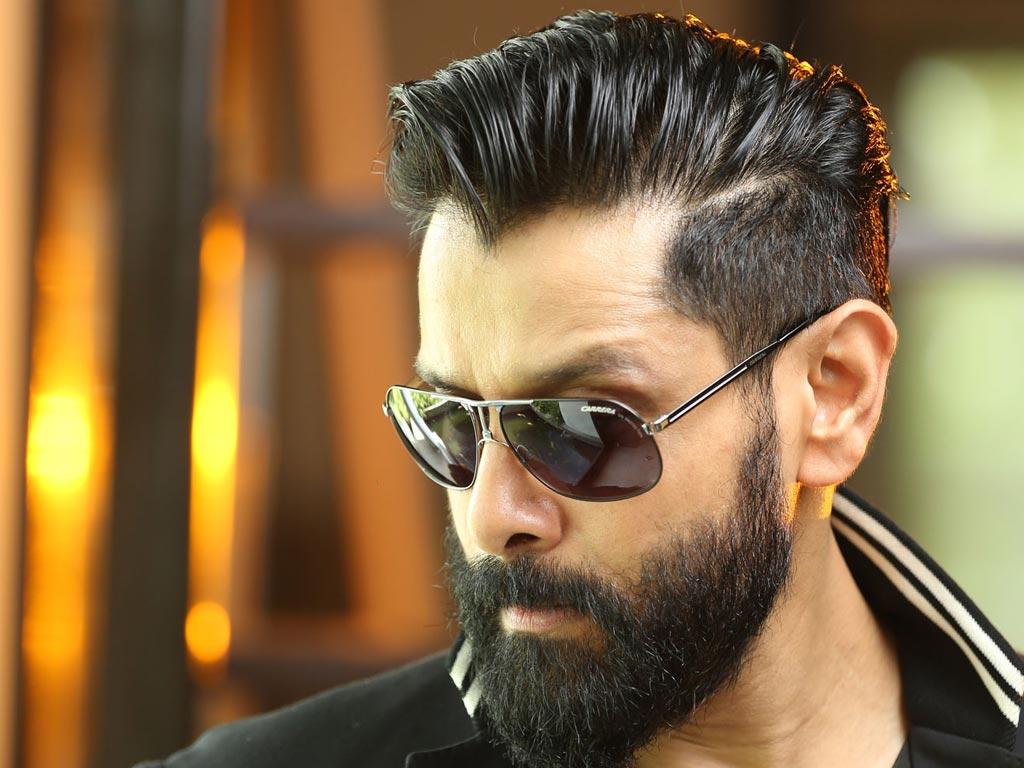 1024x768 Chiyaan Vikram HD .
