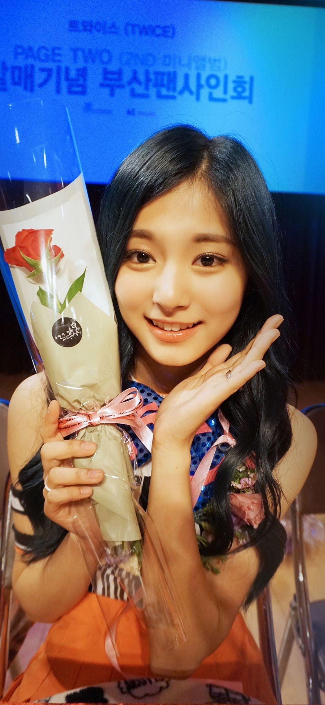 1125x2436 Twice Kpop Girl Flower Tzuyu Fan .