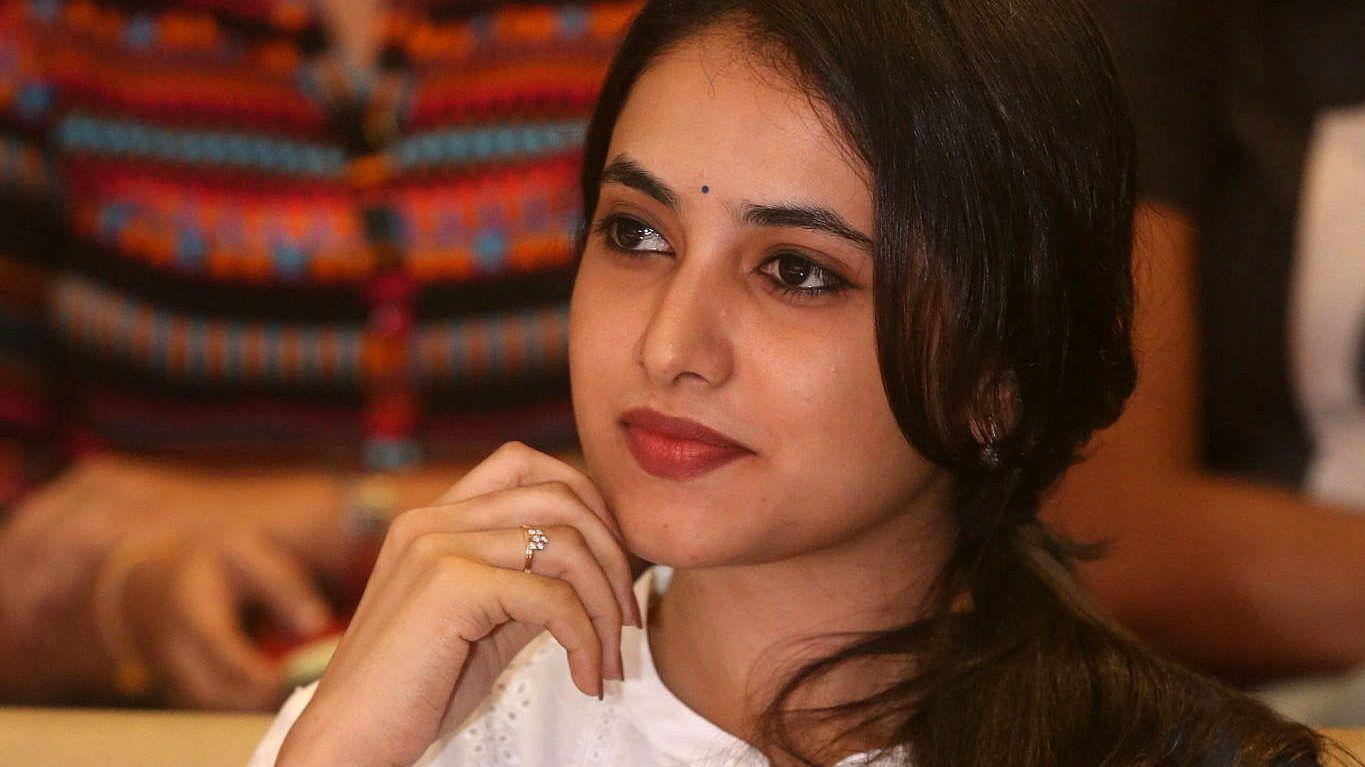 1365x767 Priyanka Arul Mohan Wallpaper posted .