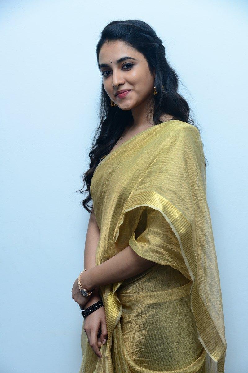 800x1200 Priyanka Arul Mohan Wallpaper .