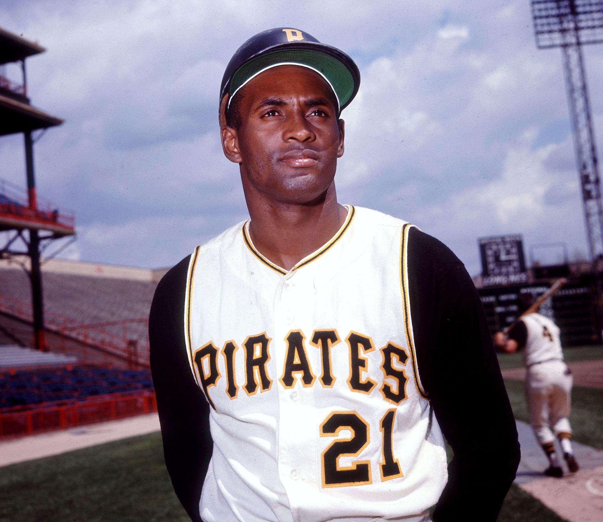 Download Monochromic Roberto Clemente Ball Pose Wallpaper