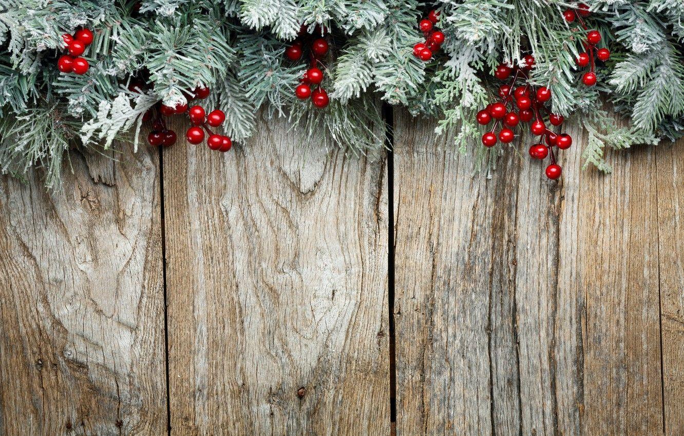 Hình nền Giáng sinh gỗ sẽ là một lựa chọn tuyệt vời nếu bạn muốn tạo ra một không gian Giáng sinh đầy phong cách. Với sự pha trộn giữa màu gỗ và hình ảnh lễ hội đang diễn ra, hình nền này tạo nên một không gian rất sang trọng và ấm áp.
