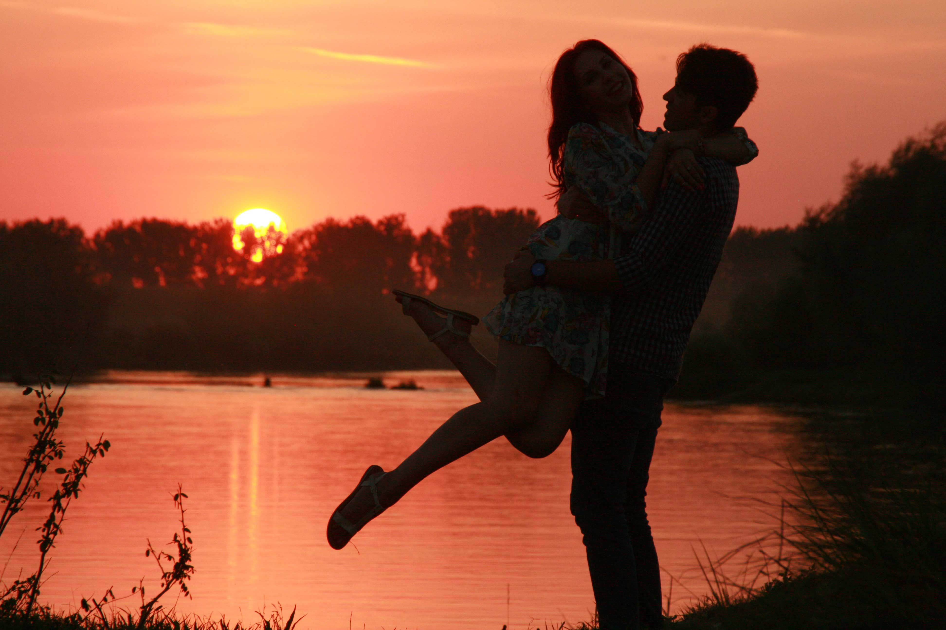 3888x2592 Picture of Love Couples at Sunset .
