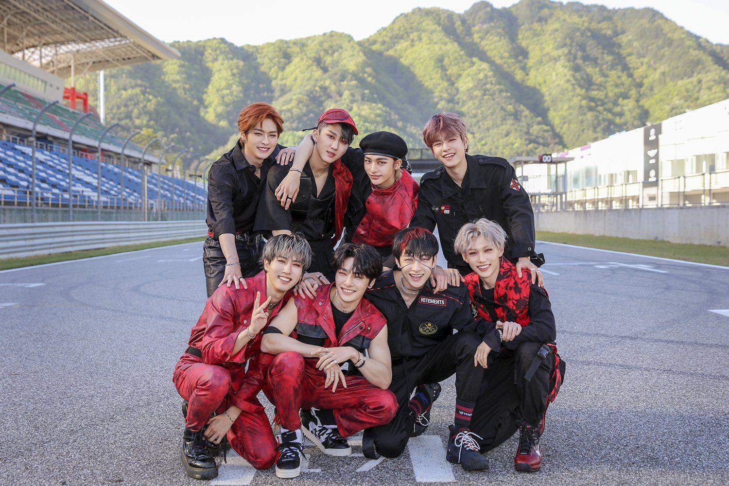 1500x1000 Stray Kids Global .