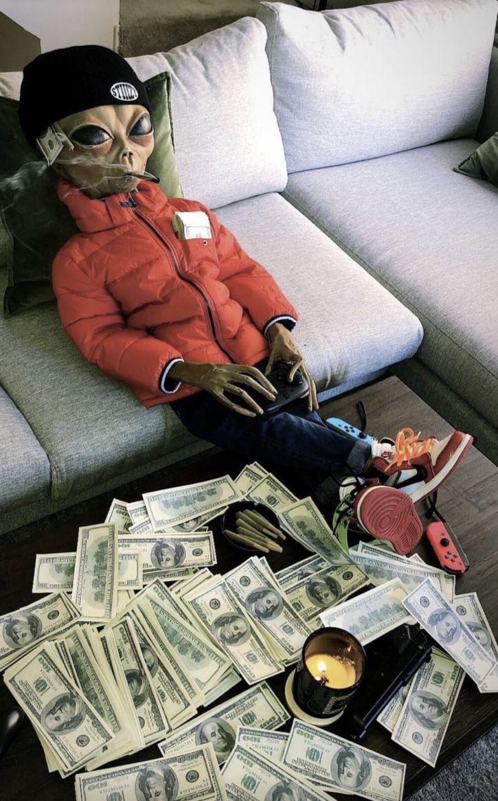725x1166 Money alien
