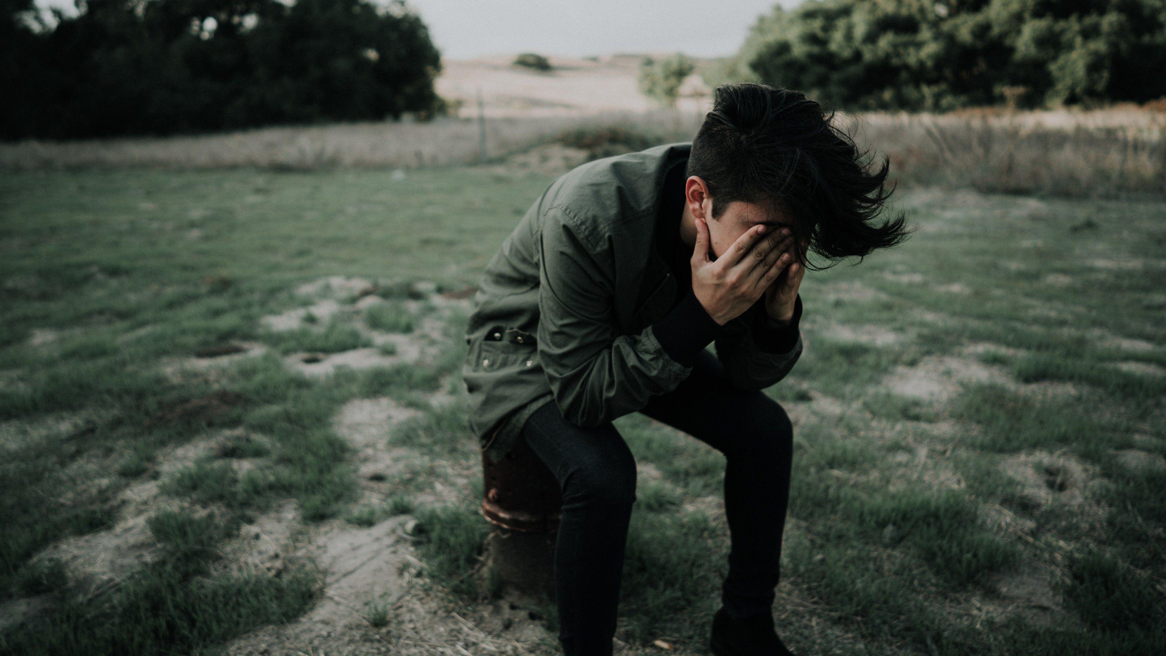 3840x2160 Sad Boy Sitting Alone Crying 4K HD .hdwallpaper.in
