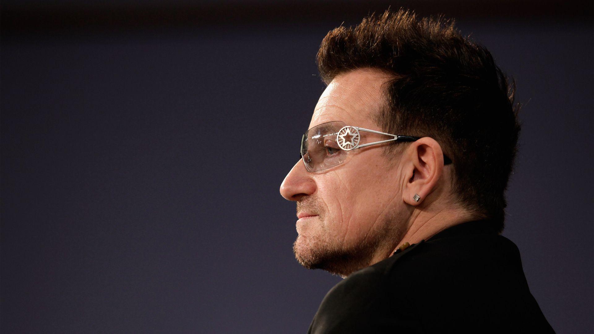 Боно отзывы. Боно. Боно певец 2023. Bono u2 очки. Боно серьга.