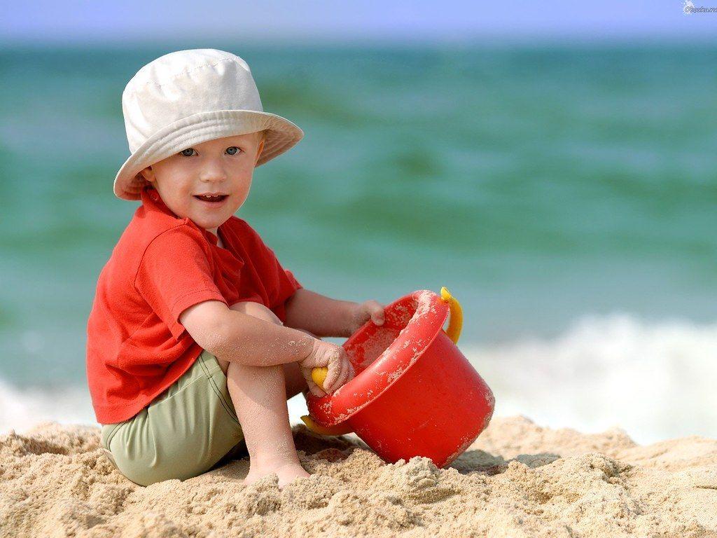 1024x768 Baby Boy Playing On Beach Sand