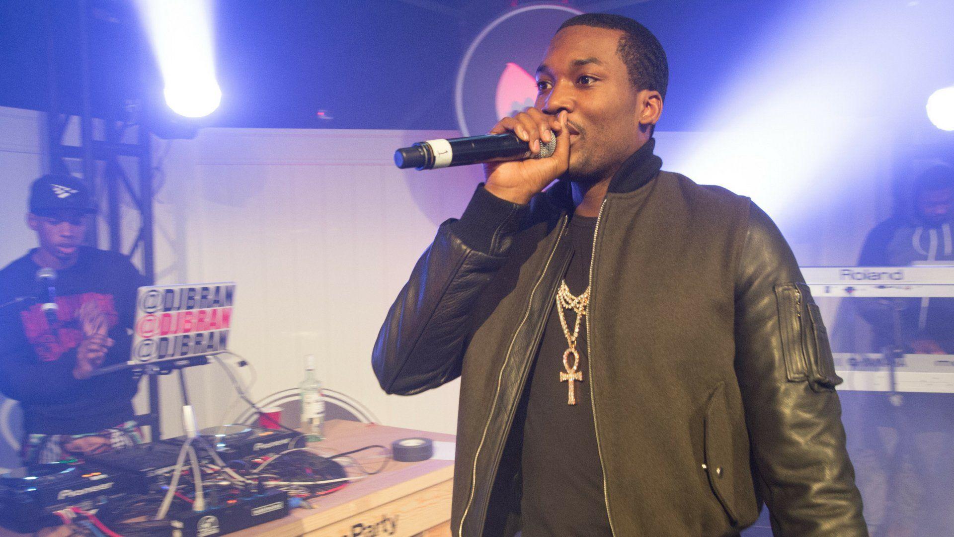 1920x1080 Hundreds rally in support of imprisoned rapper Meek Mill. WPIX 11