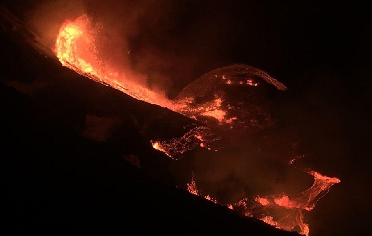 1200x761 Kilauea volcano eruption photo Hawaii .