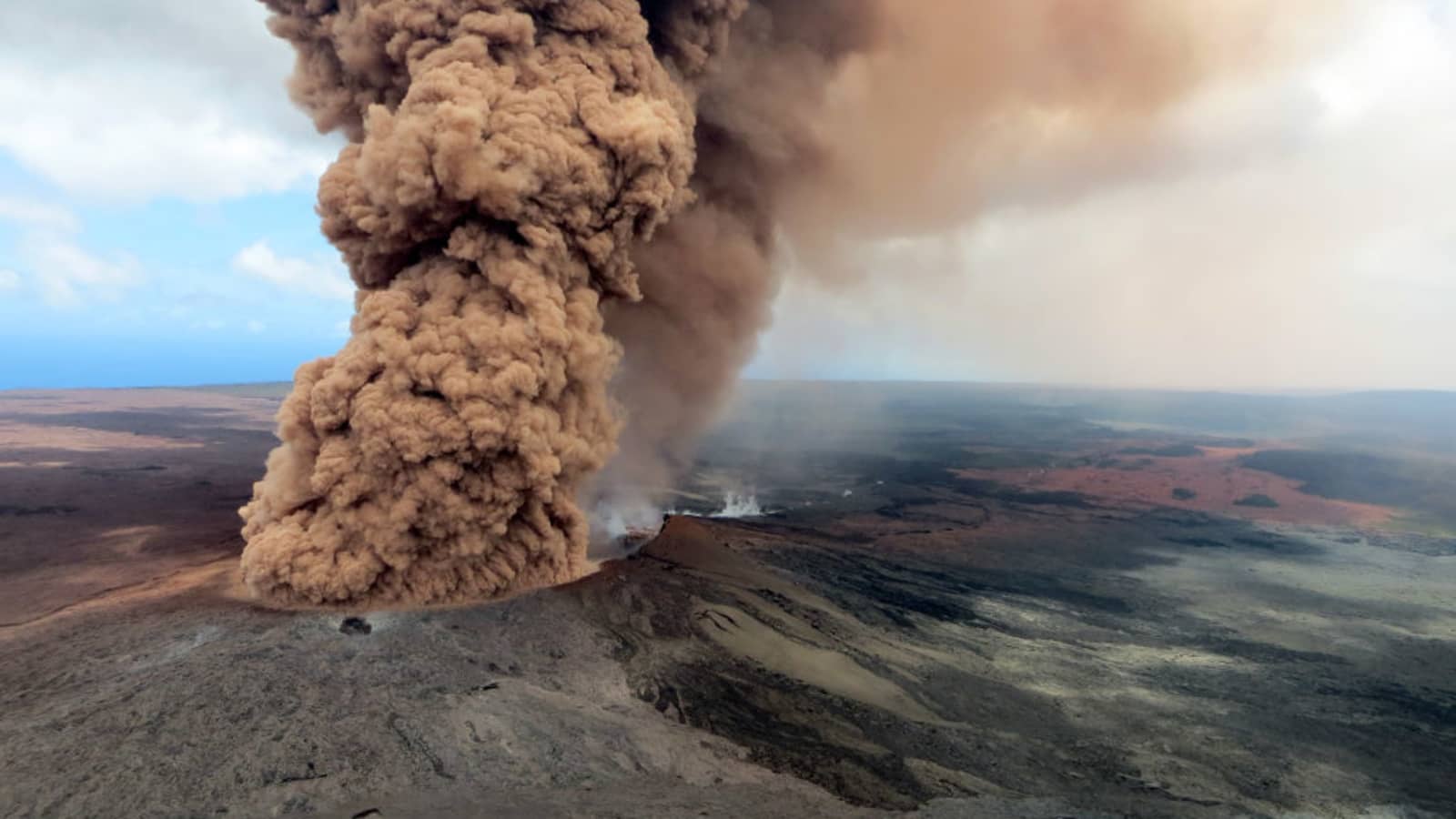 1600x900 to Hawaii with Kilauea volcano